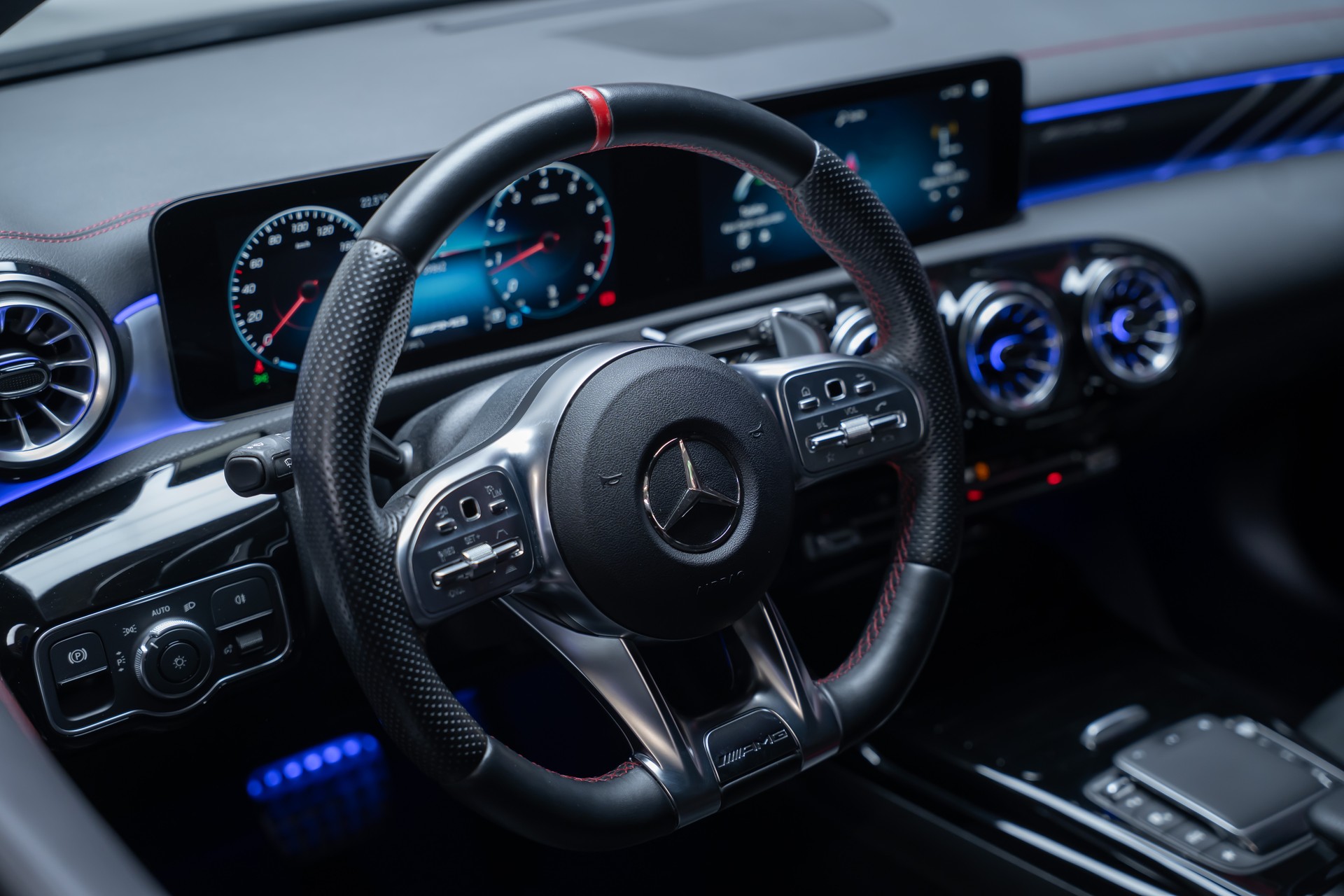MERCEDES-BENZ CLA 35 AMG 4matic / 360°Kamera / Ambientebeleuchtung-image-13