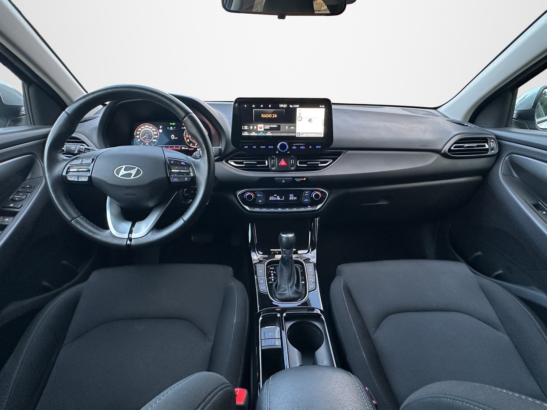 HYUNDAI i30 Wagon 1.5 T-GDi Amplia 48V MH DCT-image-2