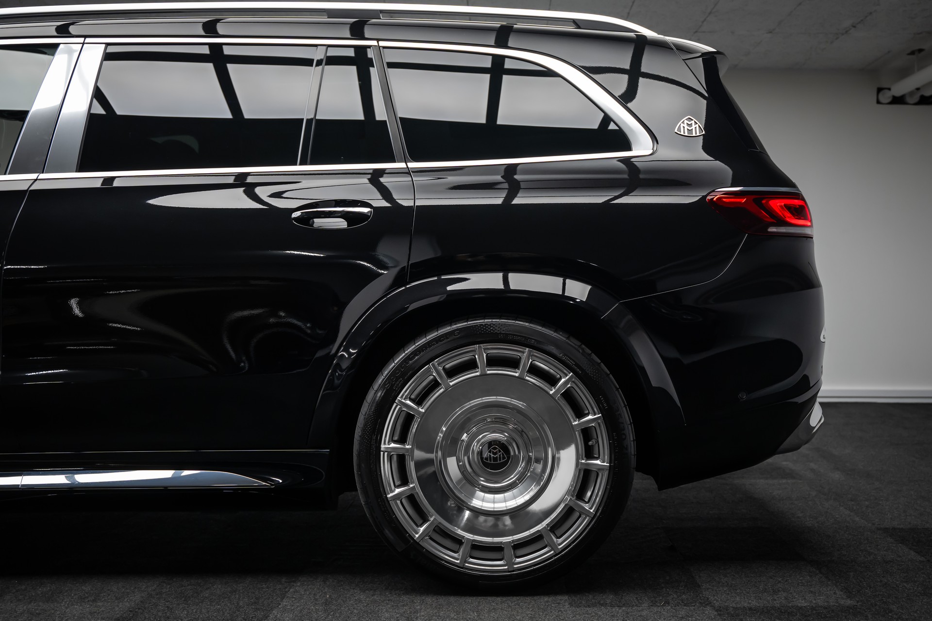 MERCEDES-BENZ GLS 600 MAYBACH * FIRST-CLASS FOND * KÜHLSCHRANK * KLAPPTISCHE * 24" SCHMIEDERÄDER * VOLL AUSSTATTUNG *-showroom-element-2