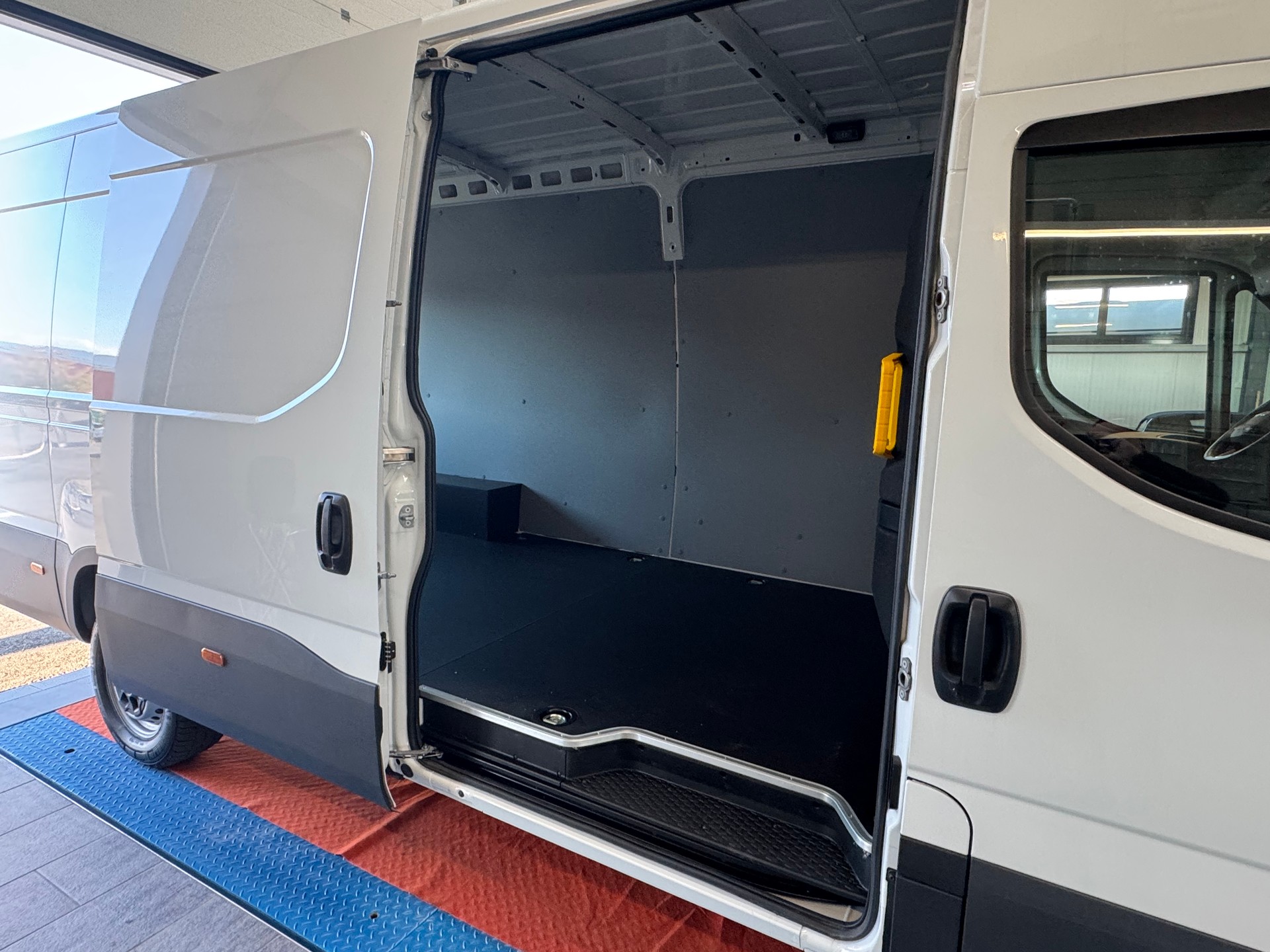 IVECO 35S14EV L3H2-image-10