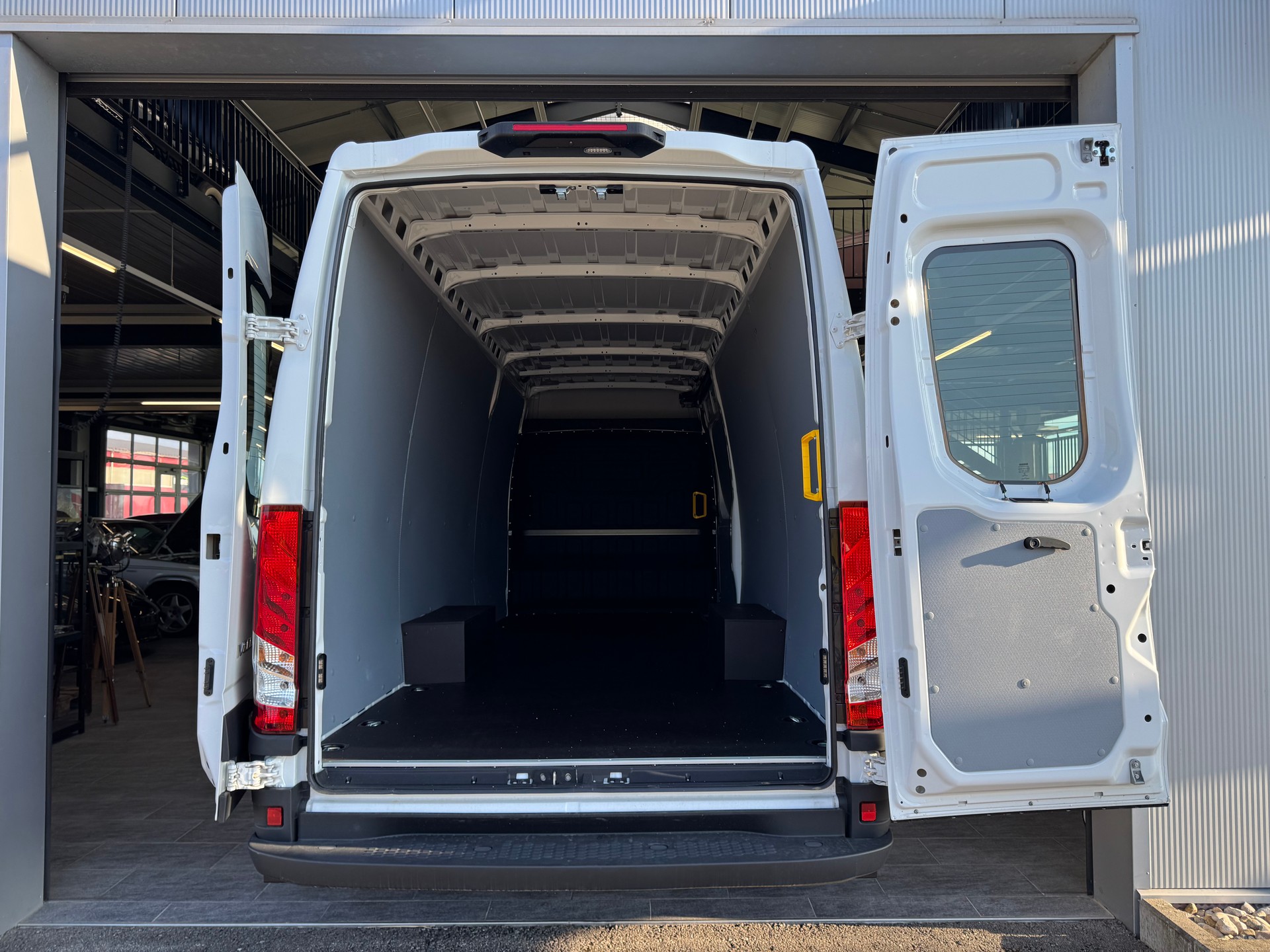 IVECO 35S14EV L3H2-image-11