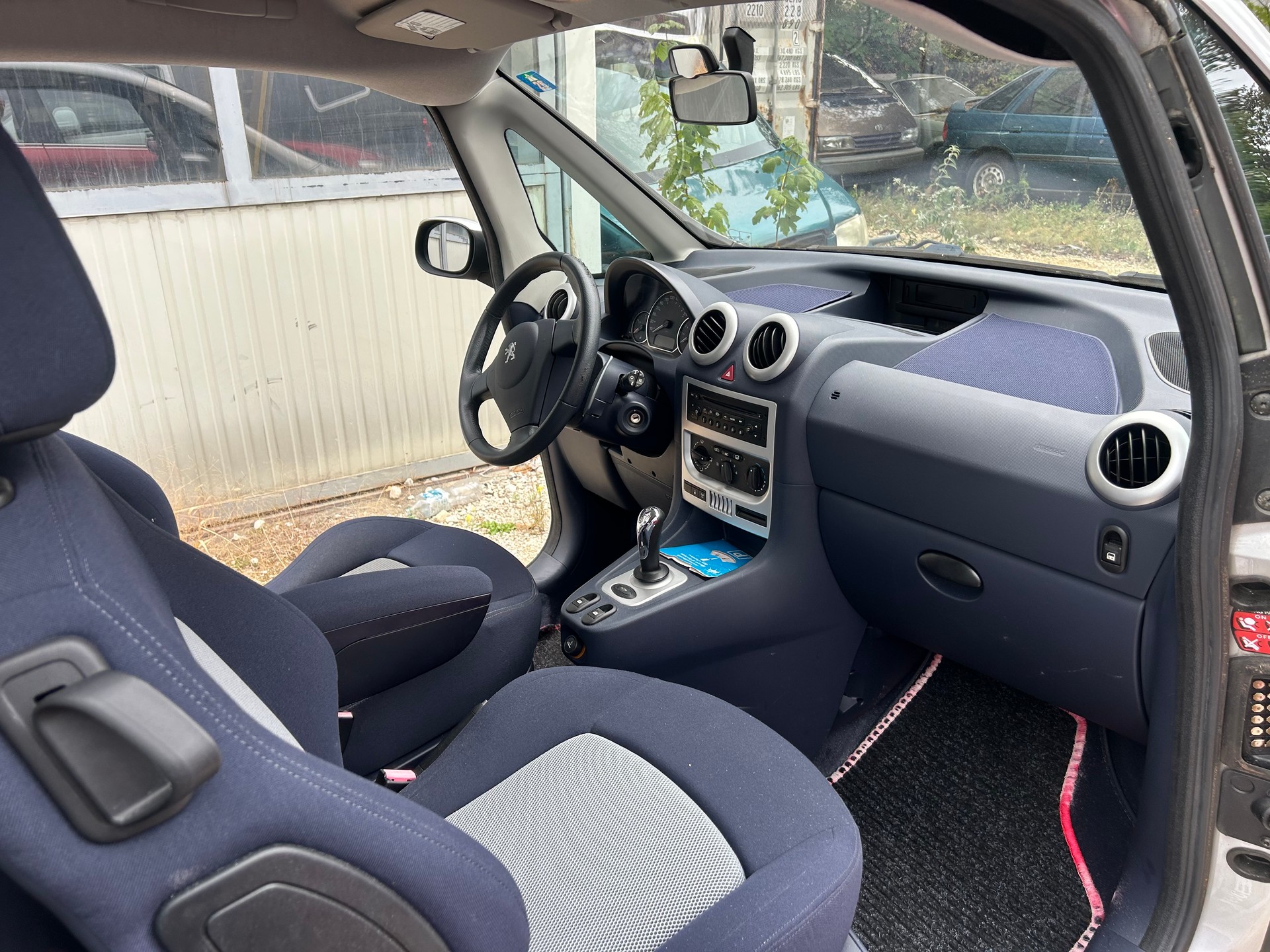 PEUGEOT 1007 1.6 Trendy 2-Tronic-image-14