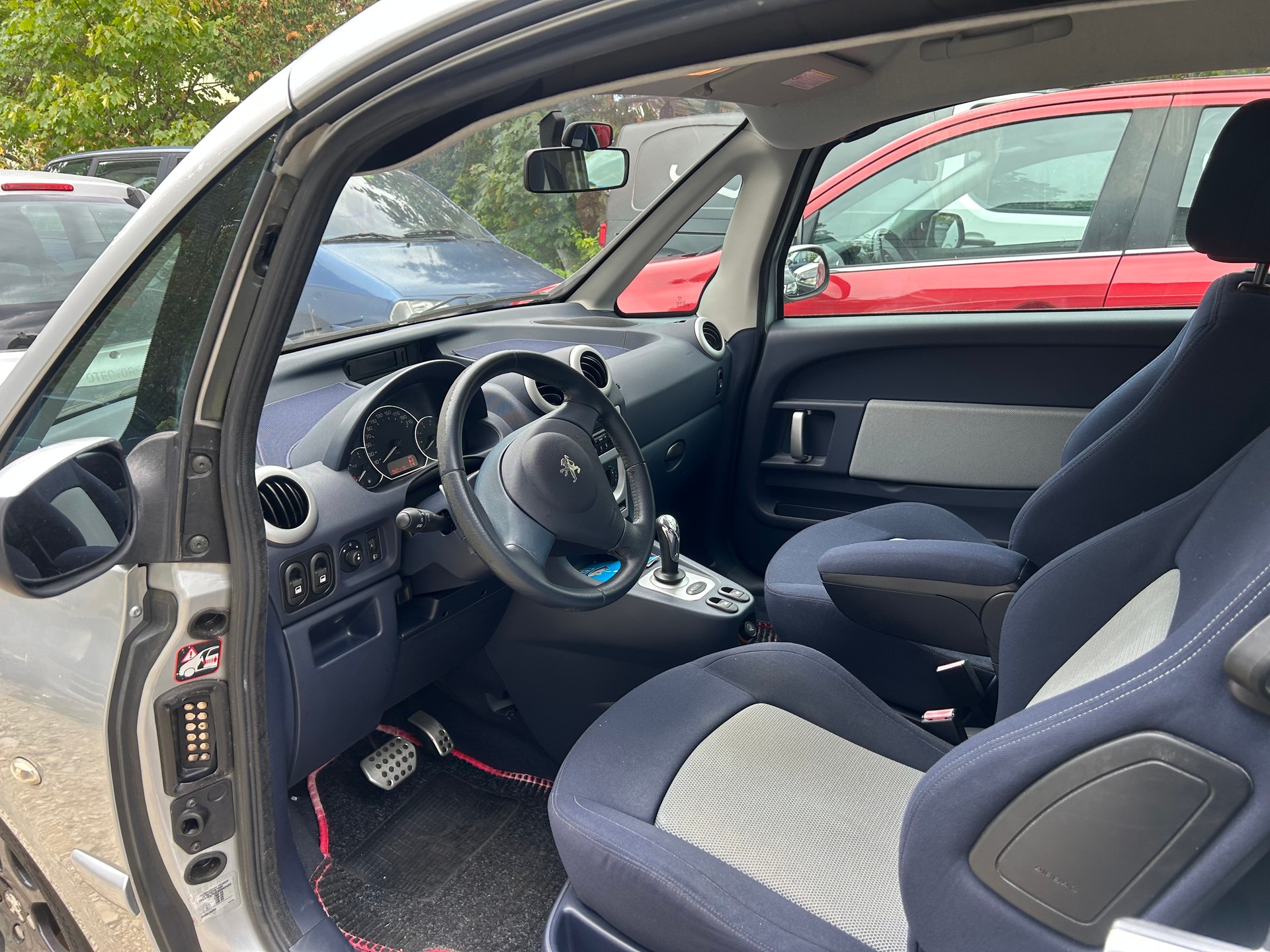 PEUGEOT 1007 1.6 Trendy 2-Tronic-image-9