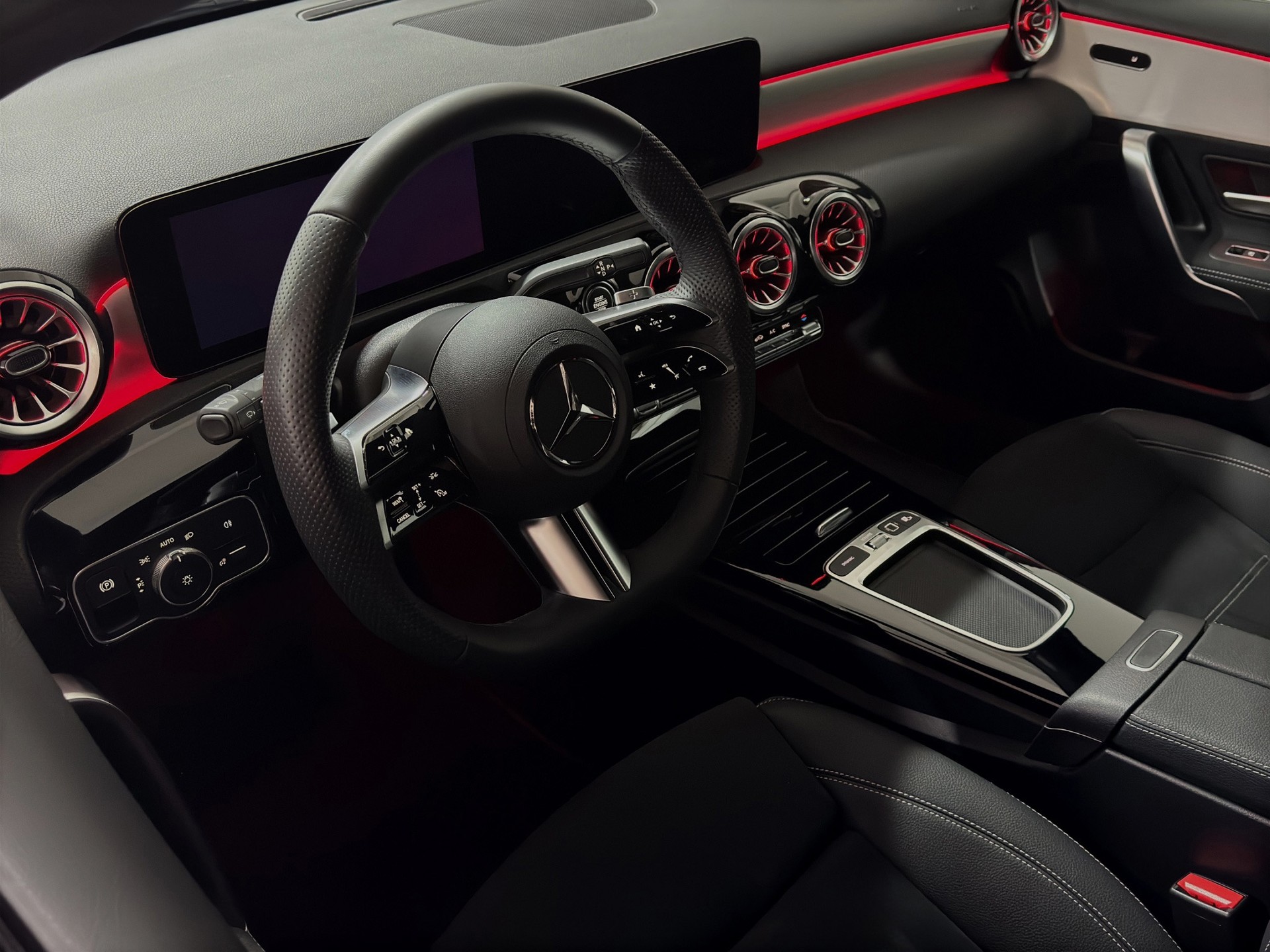 MERCEDES-BENZ A 200 7G-DCT AMG Line Night Special Edition "Pano-RF.-Kamera-19"Alu"-image-12