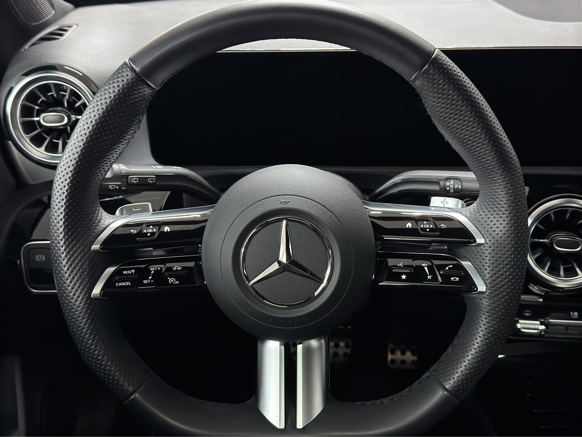 MERCEDES-BENZ A 200 7G-DCT AMG Line Night Special Edition "Pano-RF.-Kamera-19"Alu"-image-13