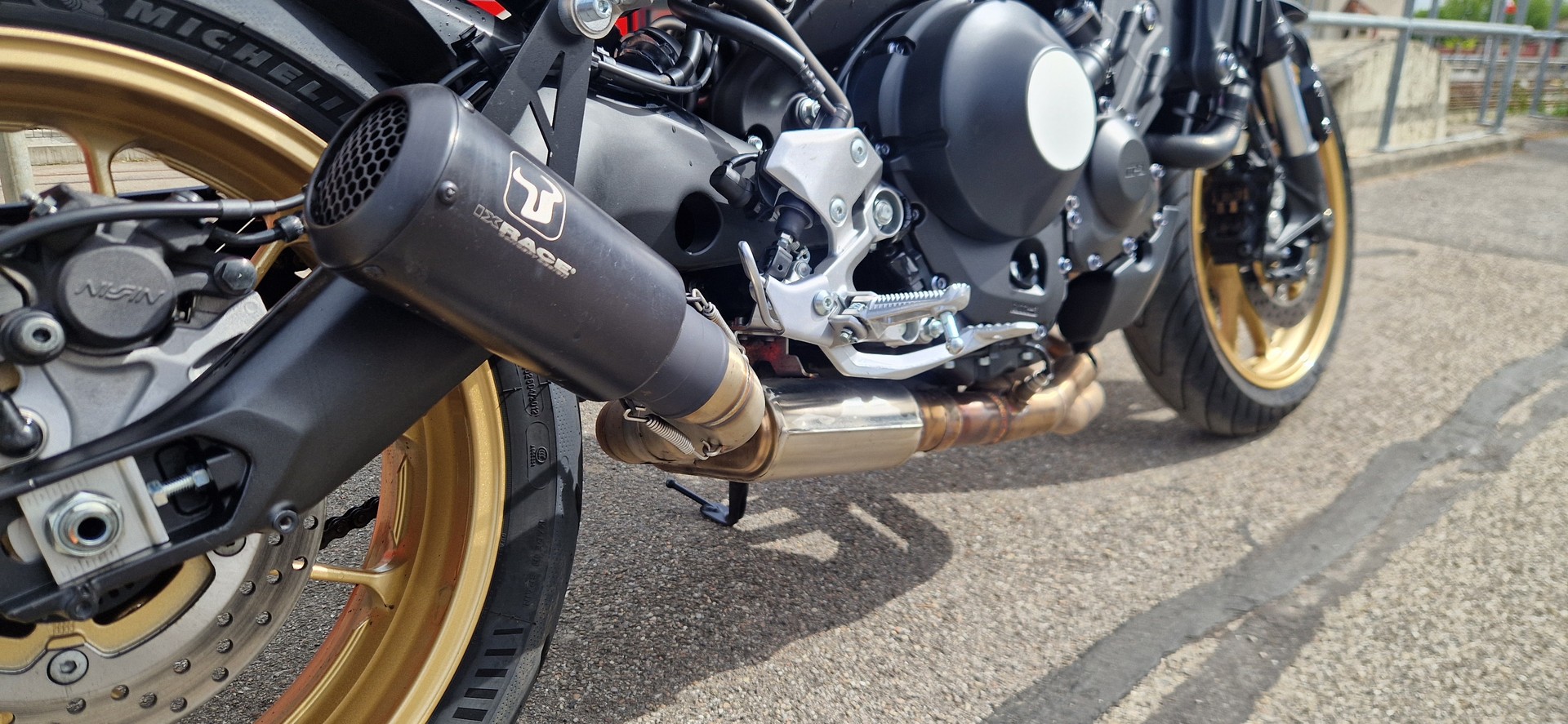 YAMAHA XSR 900 80 Black-showroom-element-3