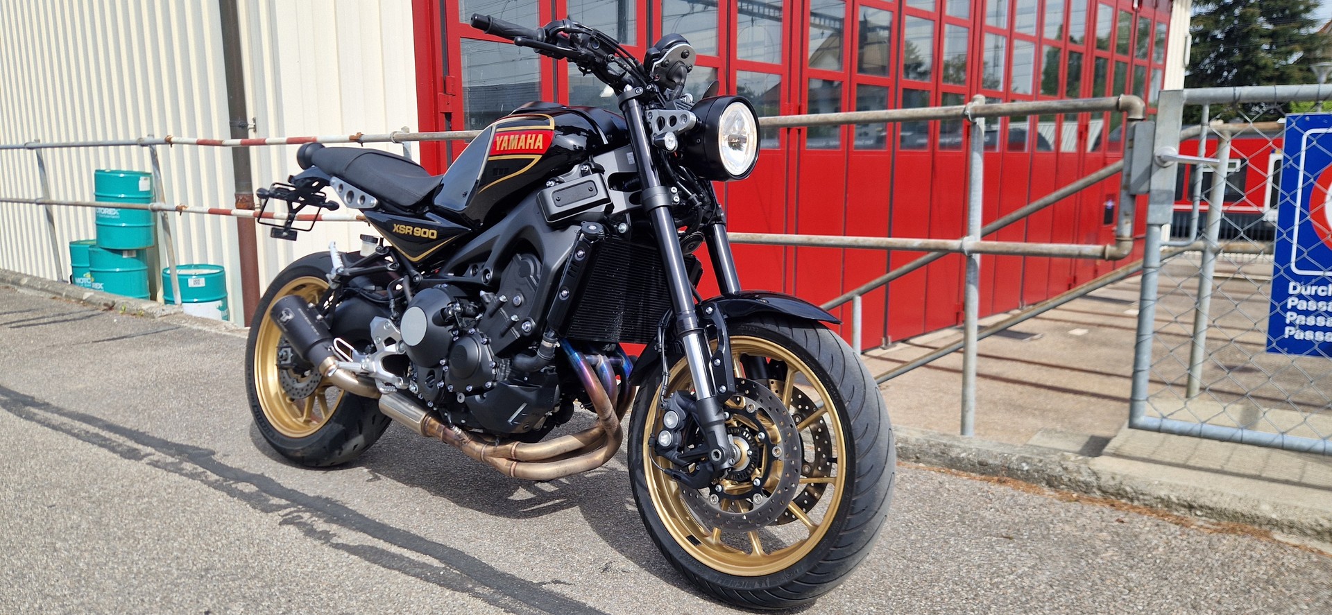 YAMAHA XSR 900 80 Black-showroom-element-1