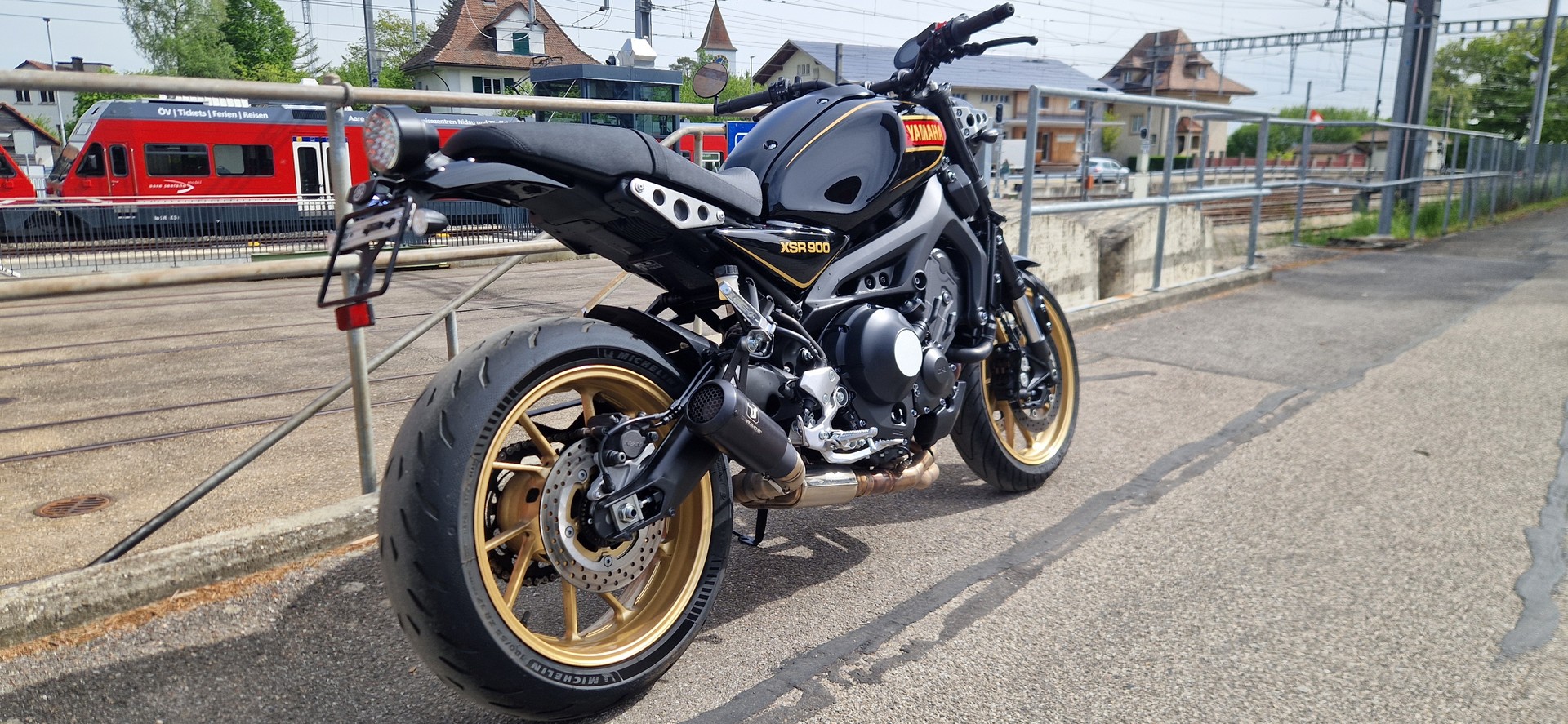 YAMAHA XSR 900 80 Black-showroom-element-2