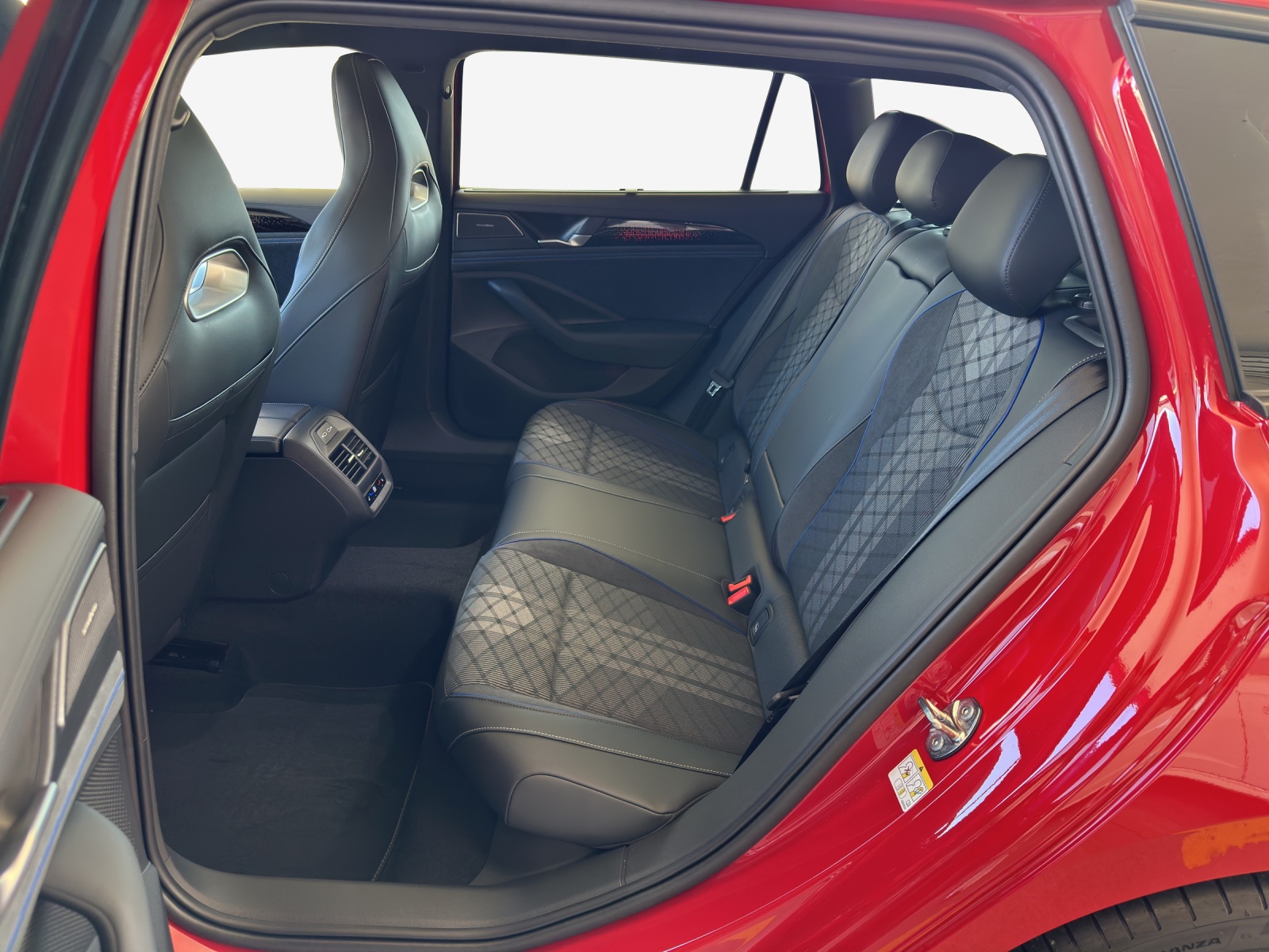 VW Passat Variant 2.0 TSI evo4 R-Line 4 Motion DSG-image-11