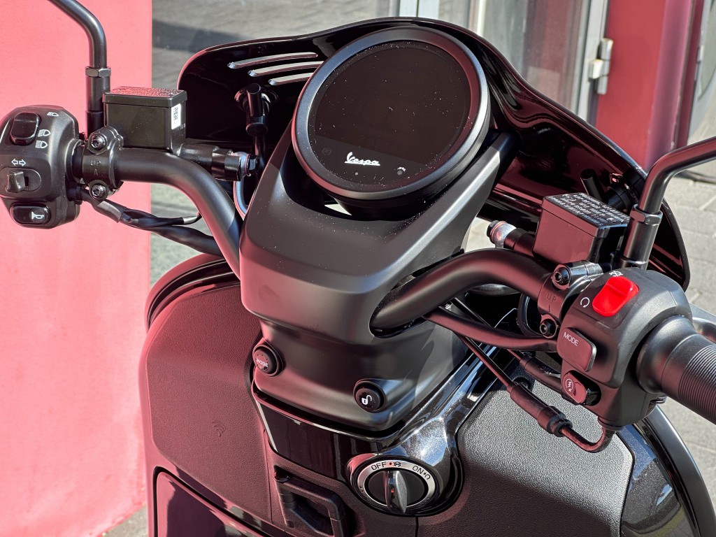 PIAGGIO Vespa GTV 300-showroom-element-1