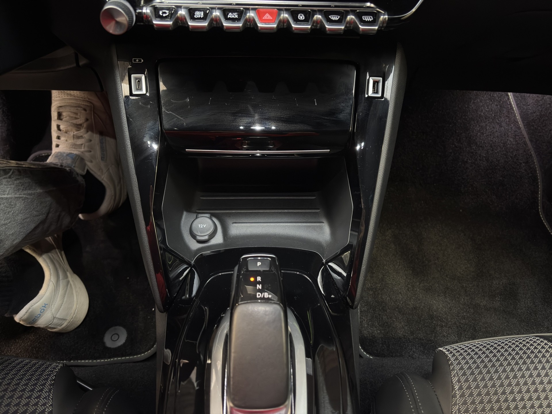 PEUGEOT 2008 e GT Line-image-9
