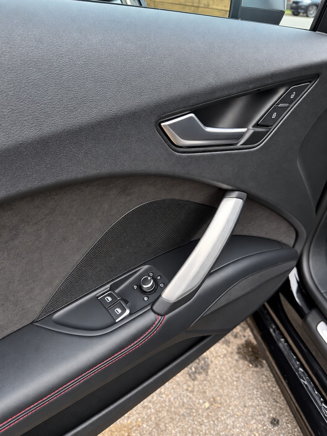 AUDI TT Coupé TTS quattro S-tronic-image-11