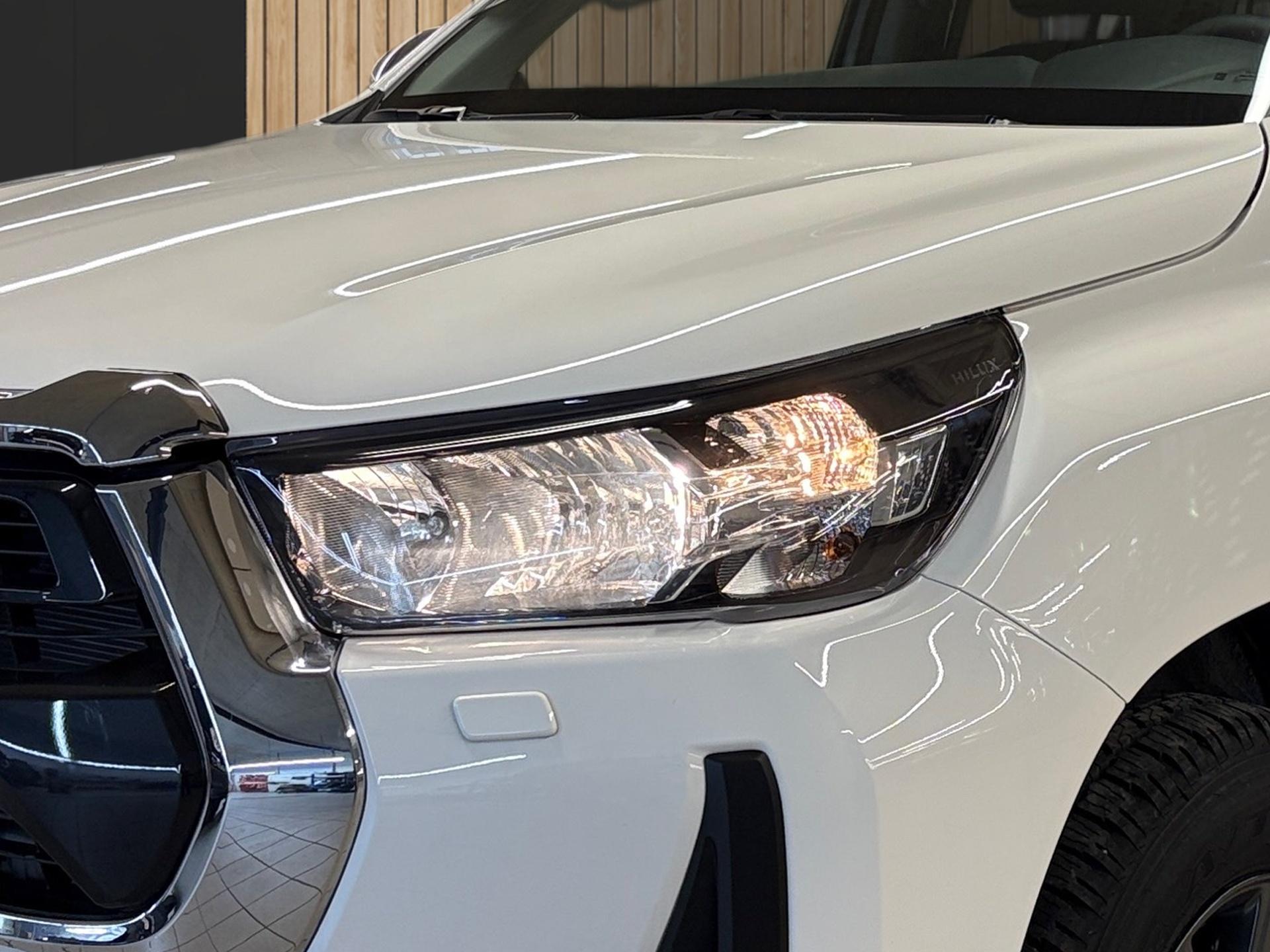 TOYOTA Hilux Double Cab.-Pick-up 2.4 D-4D 150 Style-image-8