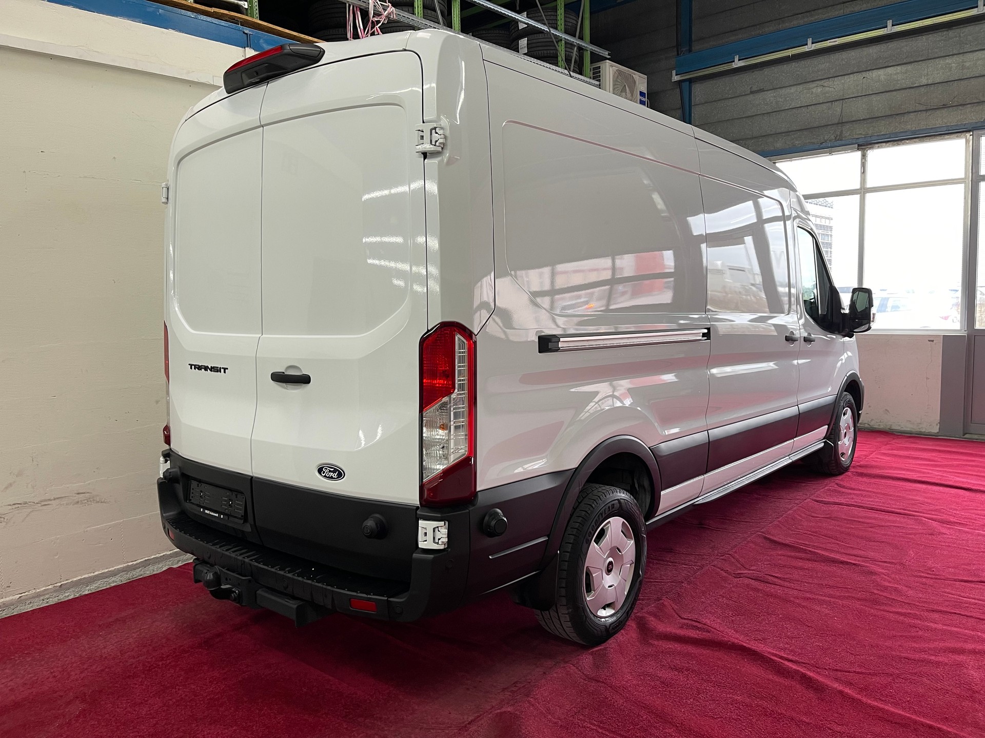 FORD Transit Van 350 L3 Trend 2.0 TDCi 130 RWD-image-4