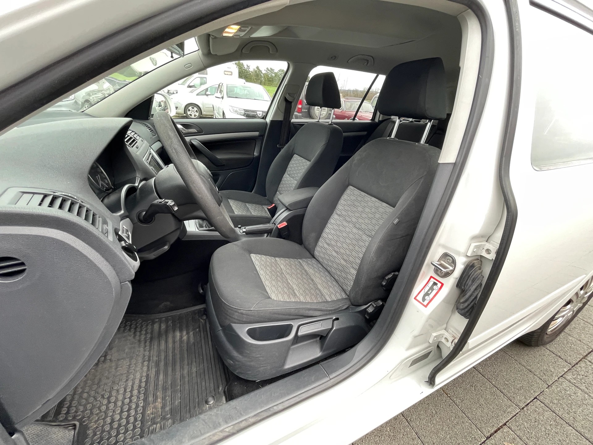 SKODA Octavia Combi 1.6 TDI Ambition 4x4-image-10