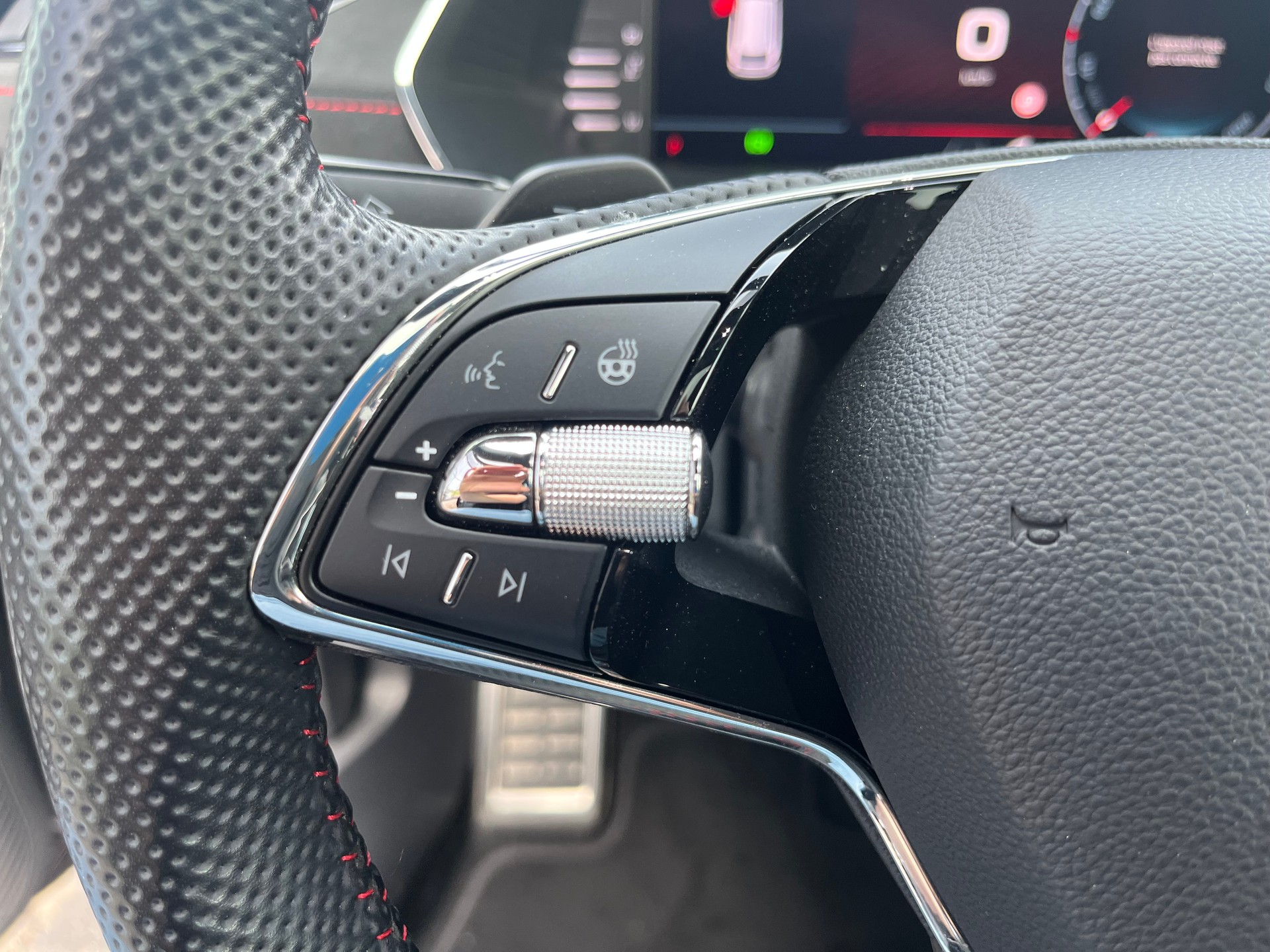 SKODA Octavia Combi 2.0 TSI DSG RS-image-13