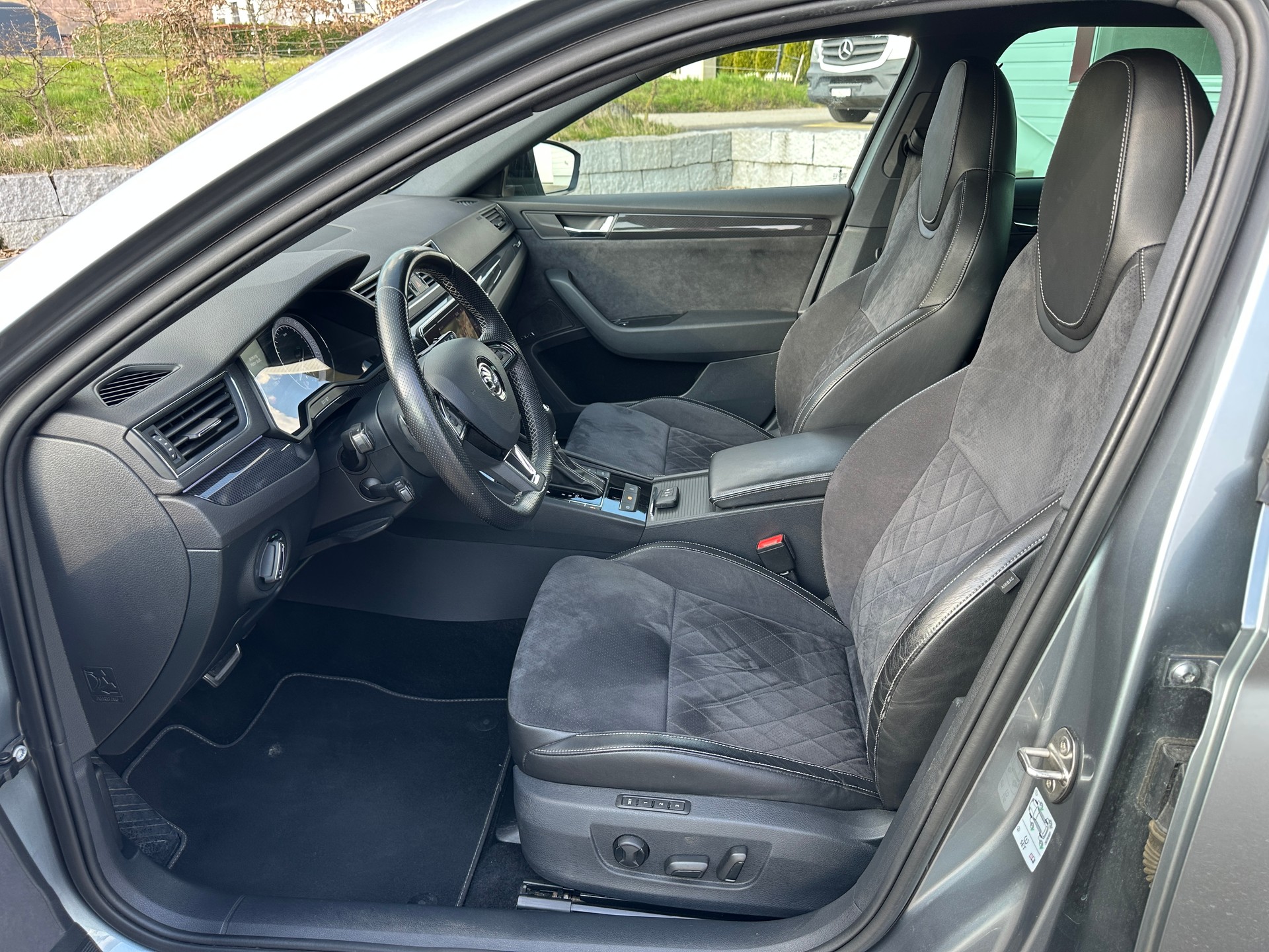 SKODA Superb Combi 2.0 TDi SportLine+ 4x4 DSG-image-4
