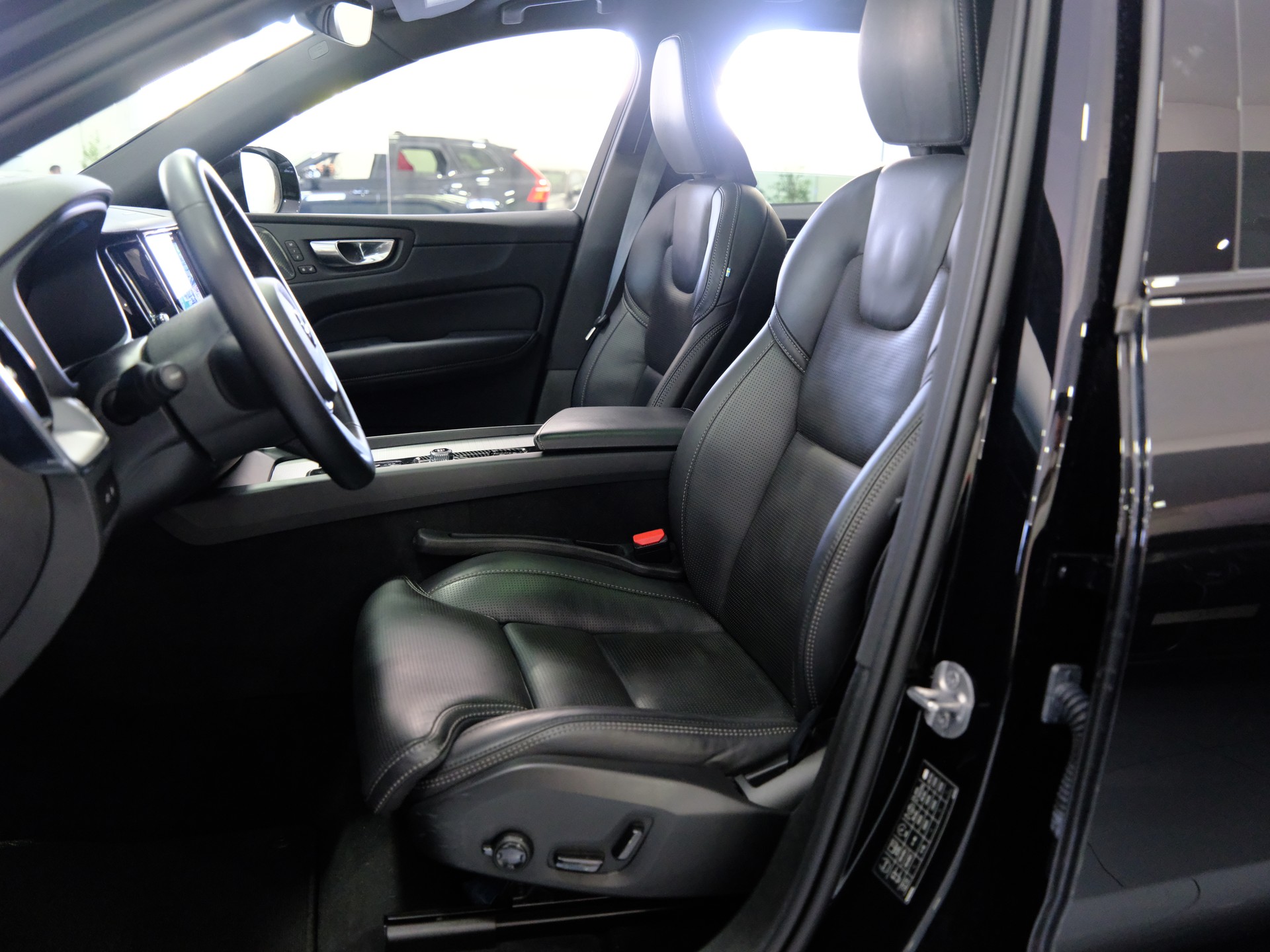 VOLVO XC60 T8 eAWD PluginHybrid Ultra Dark Geartronic-image-10