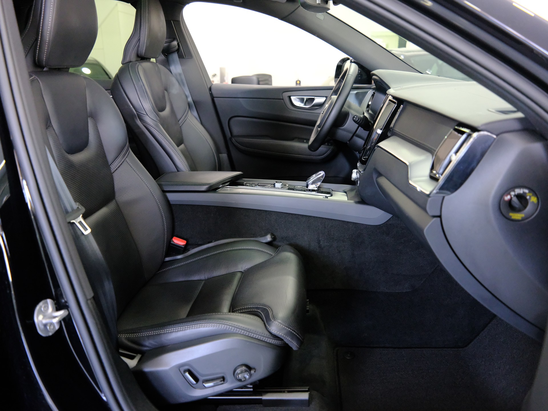 VOLVO XC60 T8 eAWD PluginHybrid Ultra Dark Geartronic-image-14