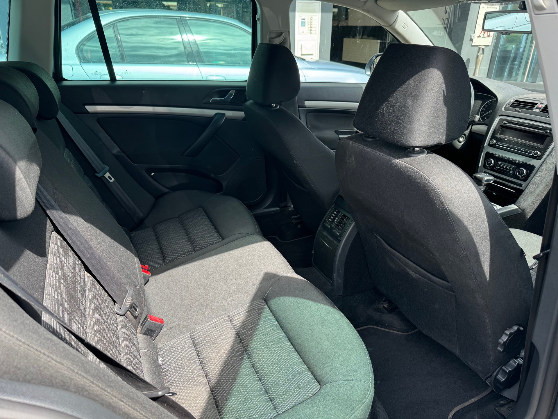 SKODA Octavia Combi 1.6 TDI Clever DSG-image-6