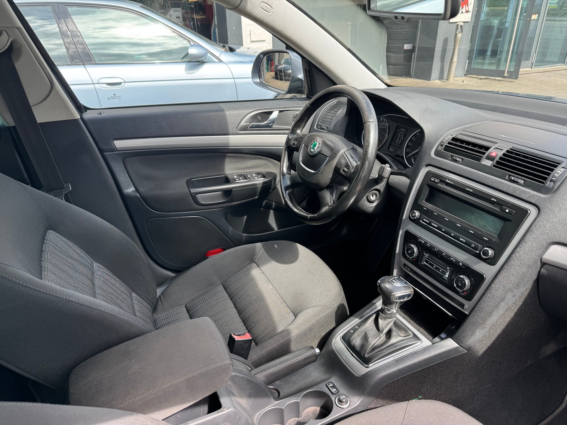 SKODA Octavia Combi 1.6 TDI Clever DSG-image-7