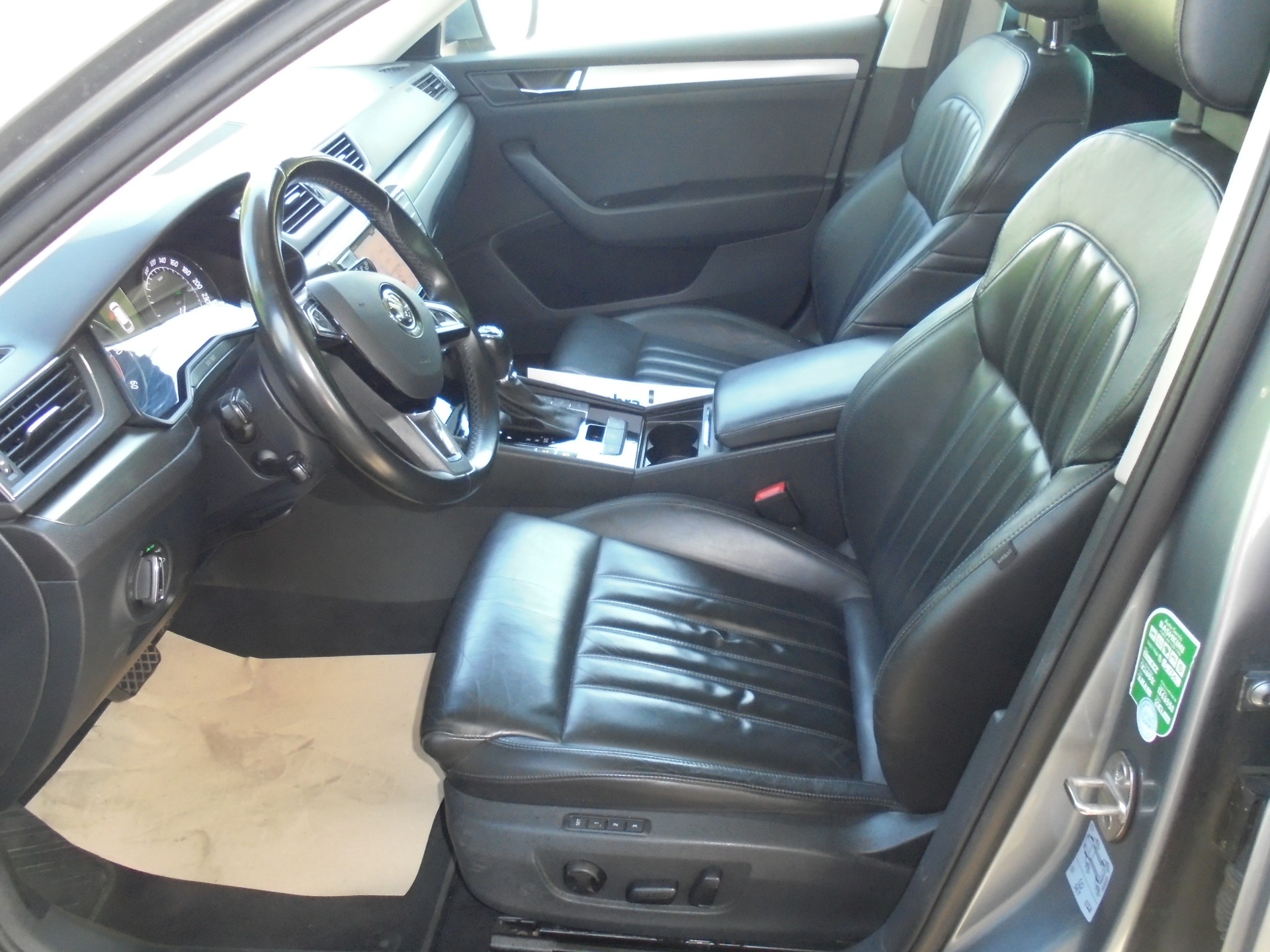SKODA Superb Combi 2.0 TDi Style 4x4 DSG-image-8