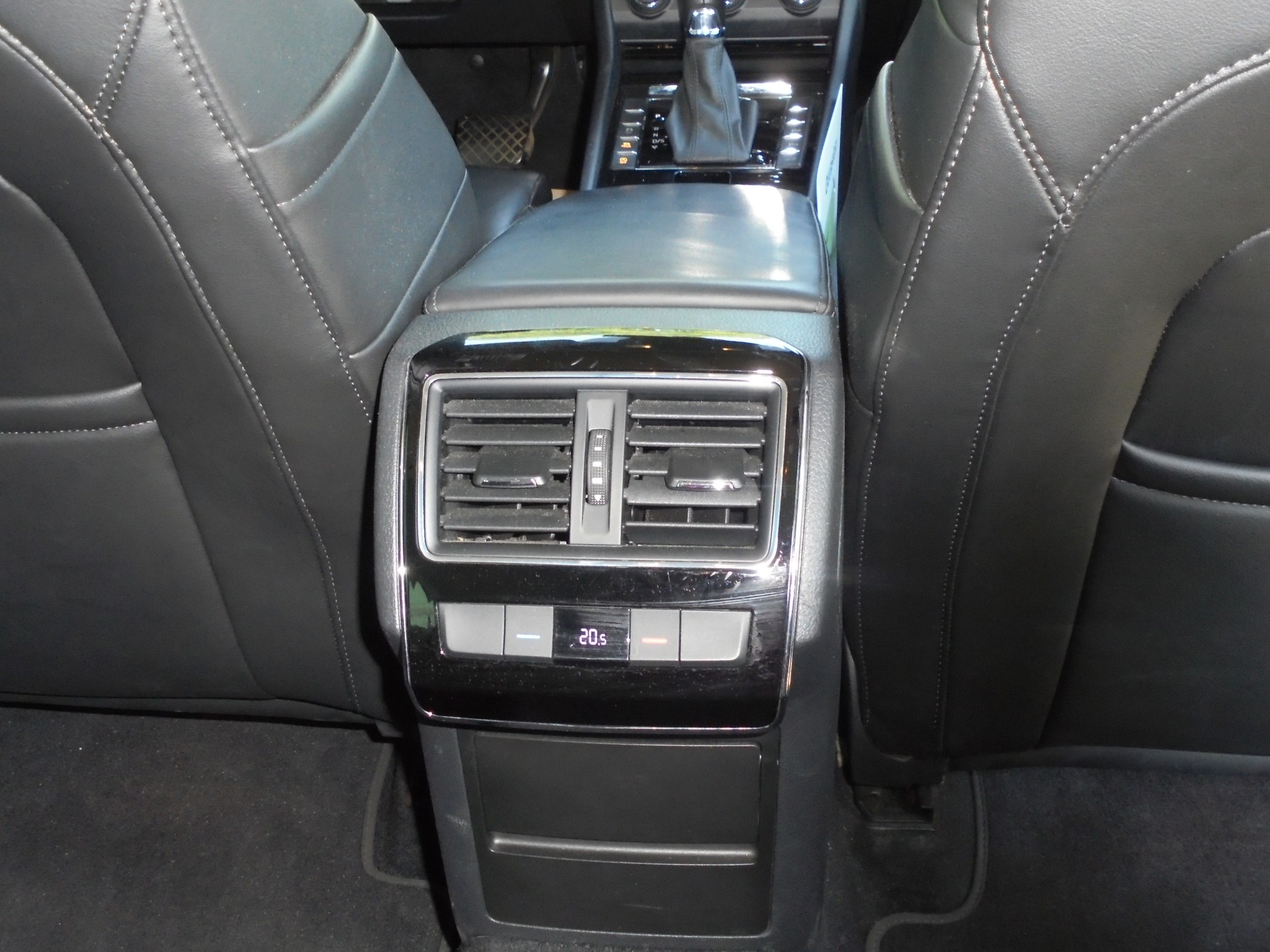 SKODA Superb Combi 2.0 TDi Style 4x4 DSG-image-6