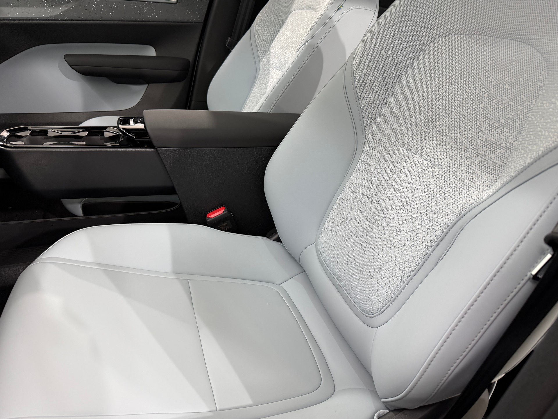 VOLVO EX 30 E60 Twin Ultra Performanc-image-8