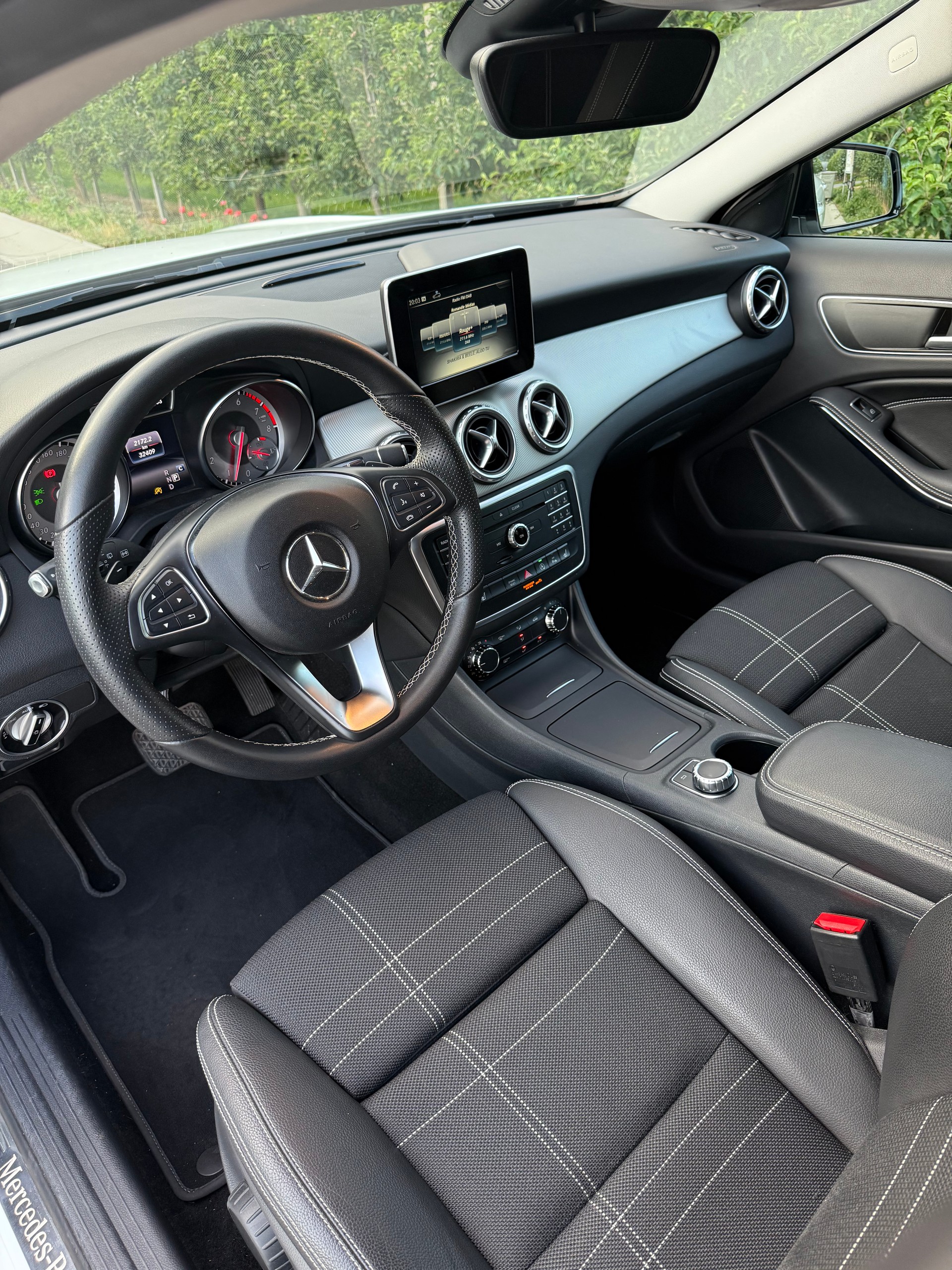 MERCEDES-BENZ GLA 200 Night Star-image-4