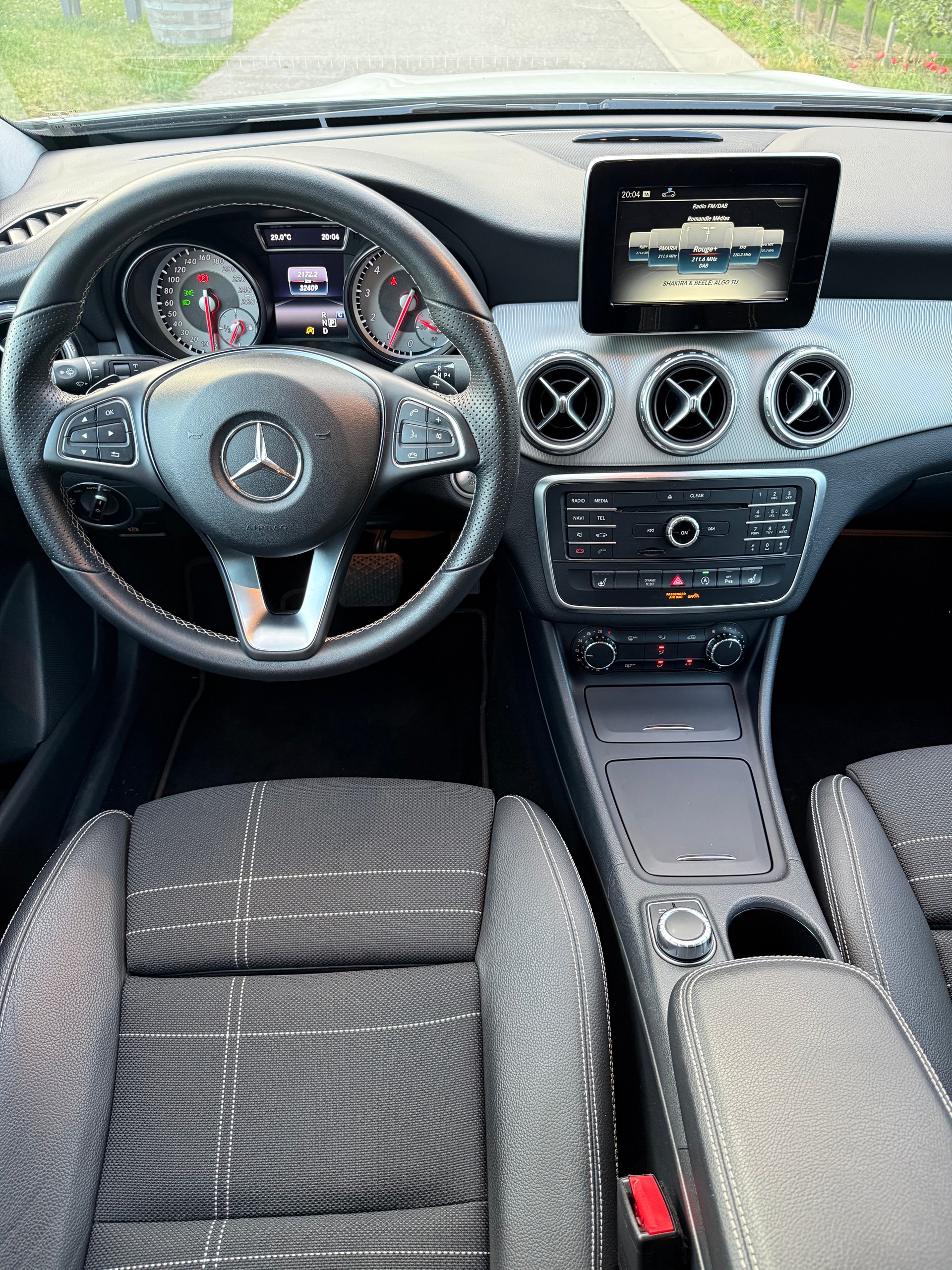 MERCEDES-BENZ GLA 200 Night Star-image-5