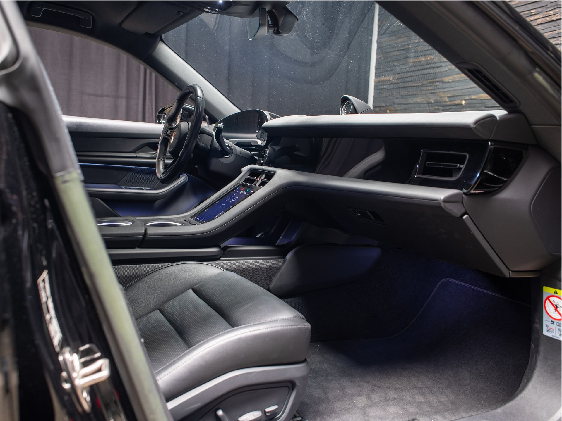 PORSCHE Taycan 4 Cross Turismo-image-8