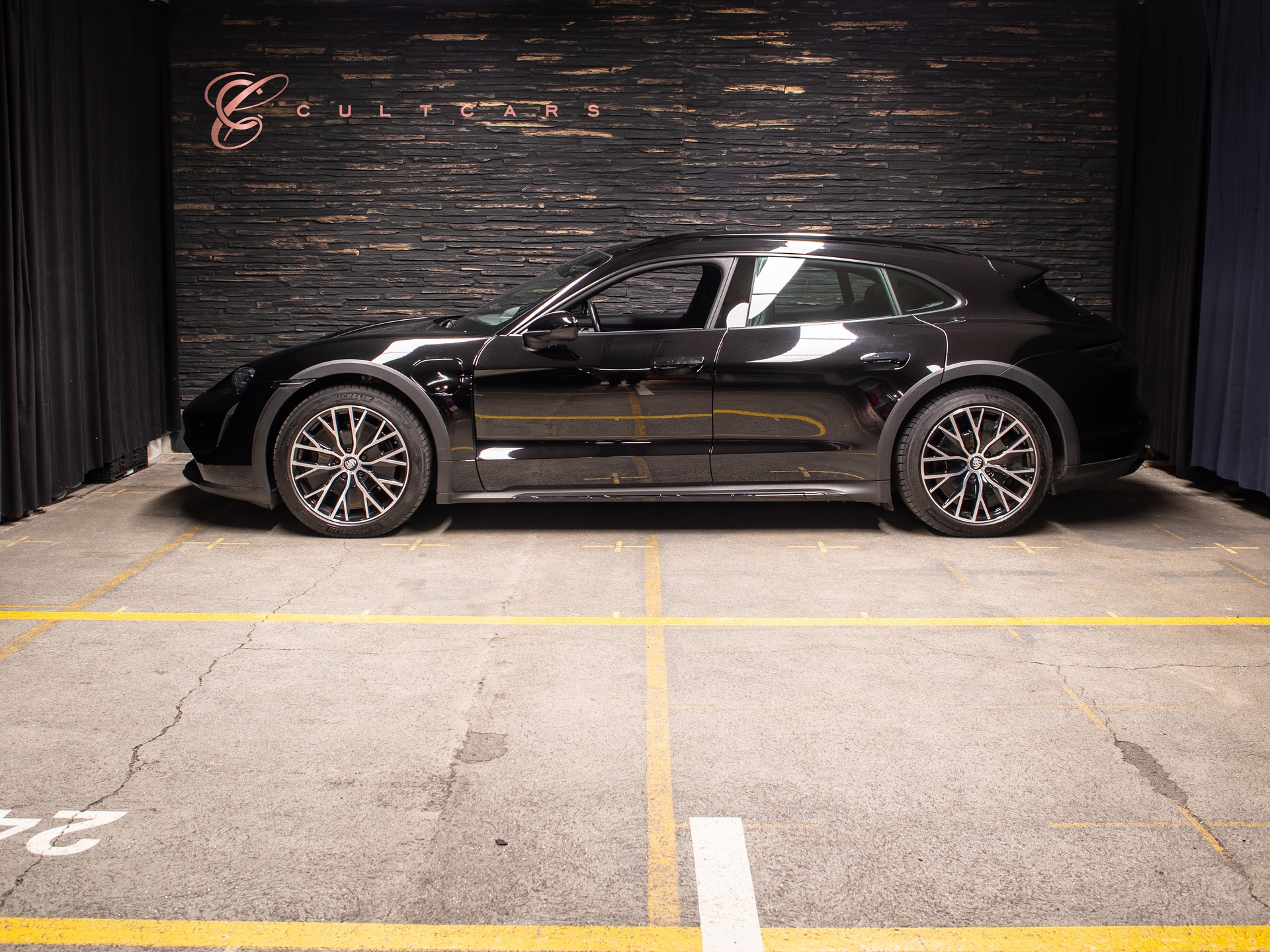 PORSCHE Taycan 4 Cross Turismo-image-1