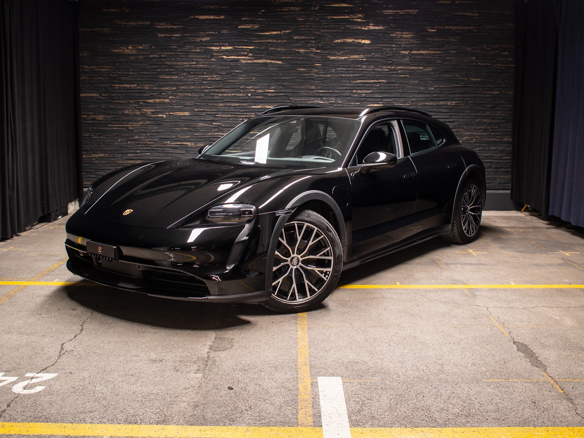 PORSCHE Taycan 4 Cross Turismo-image-27