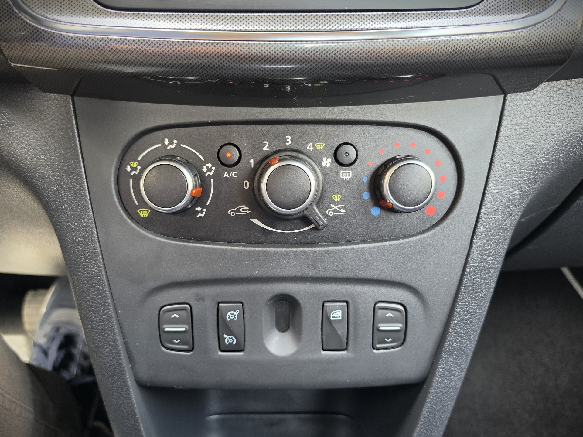 DACIA Sandero Tce 90 Stepway Lauréate Automatic-image-4