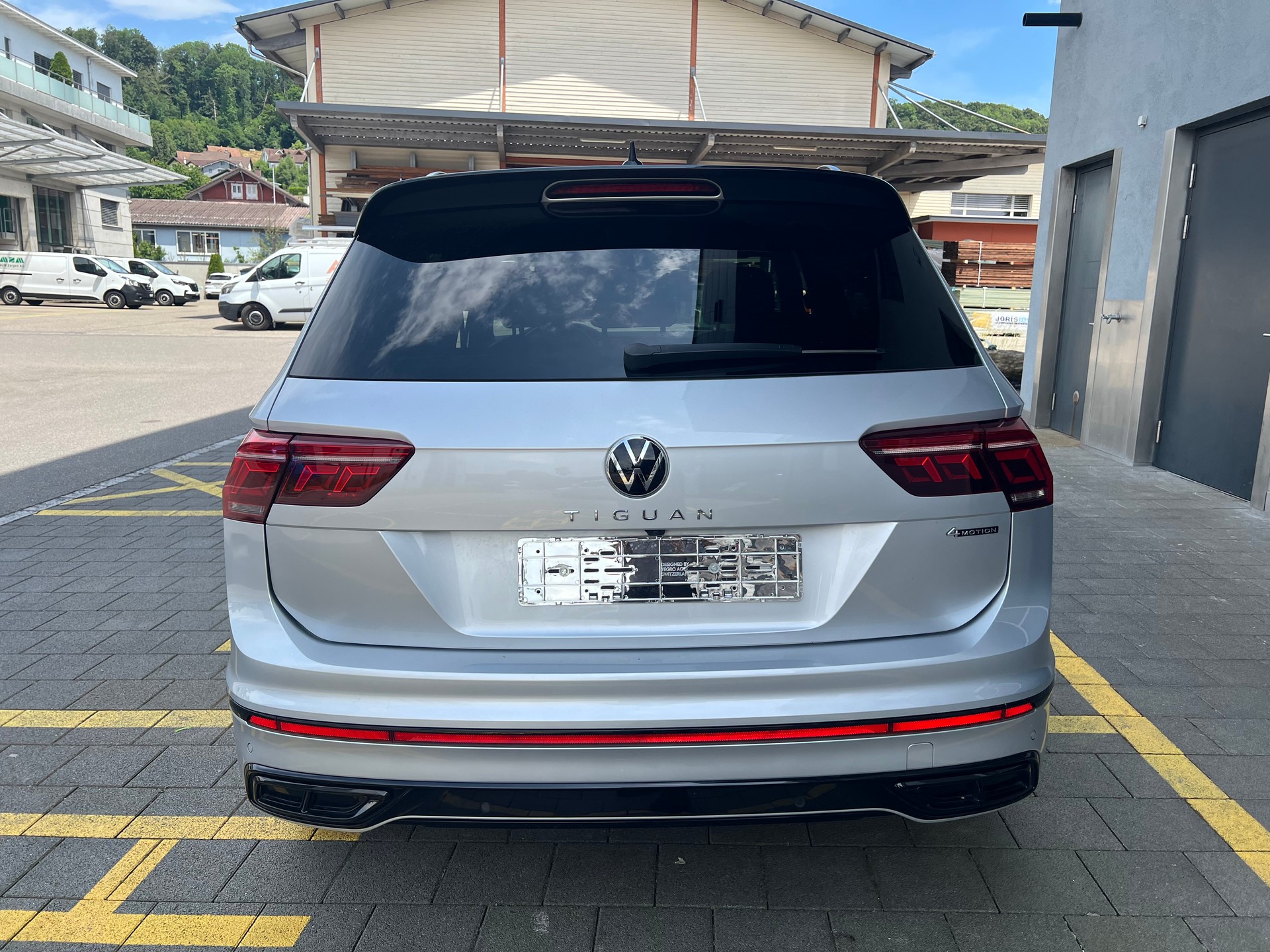 VW Tiguan 2.0TSI R-Line 4Motion DSG-image-4