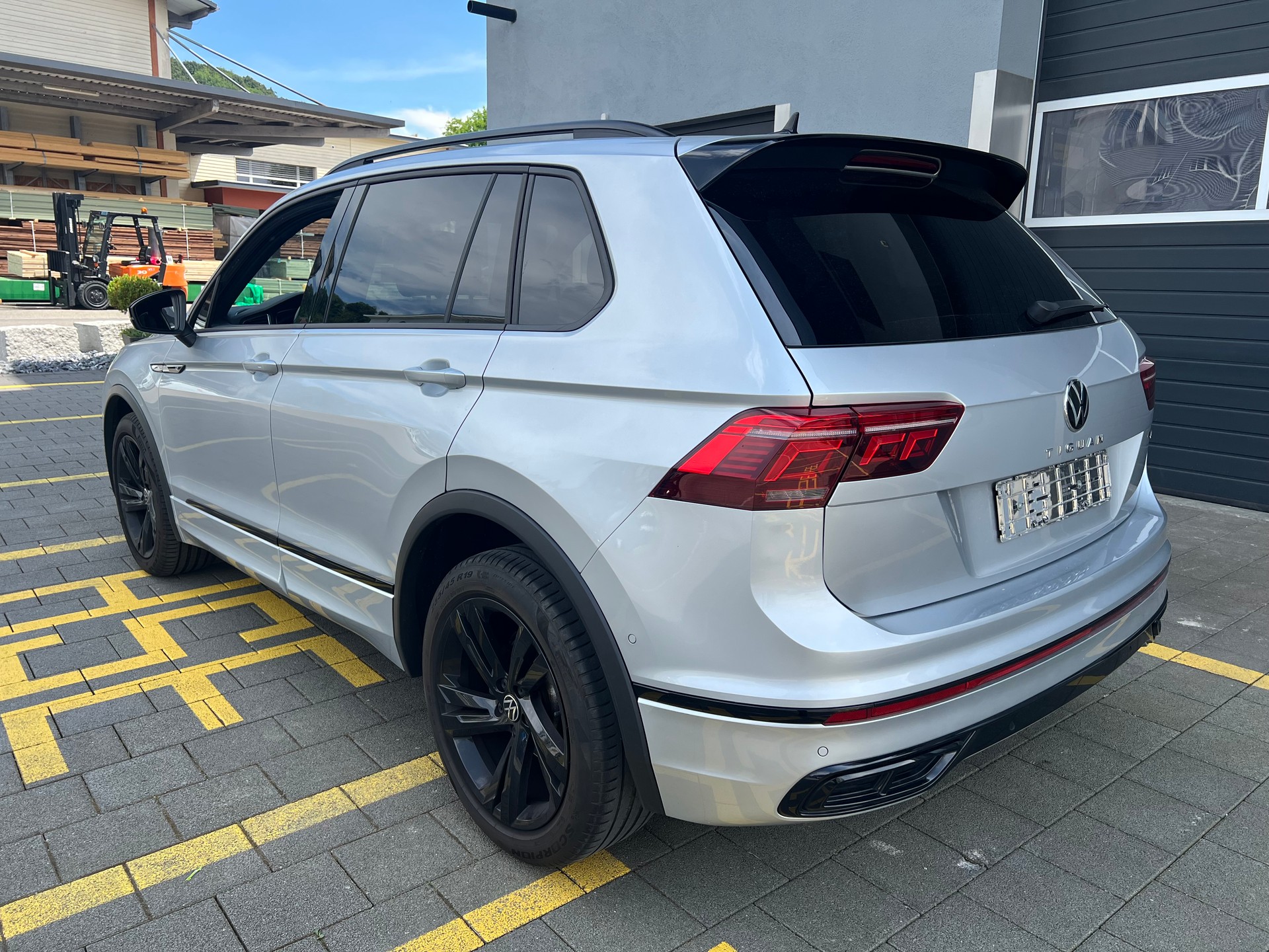 VW Tiguan 2.0TSI R-Line 4Motion DSG-image-5