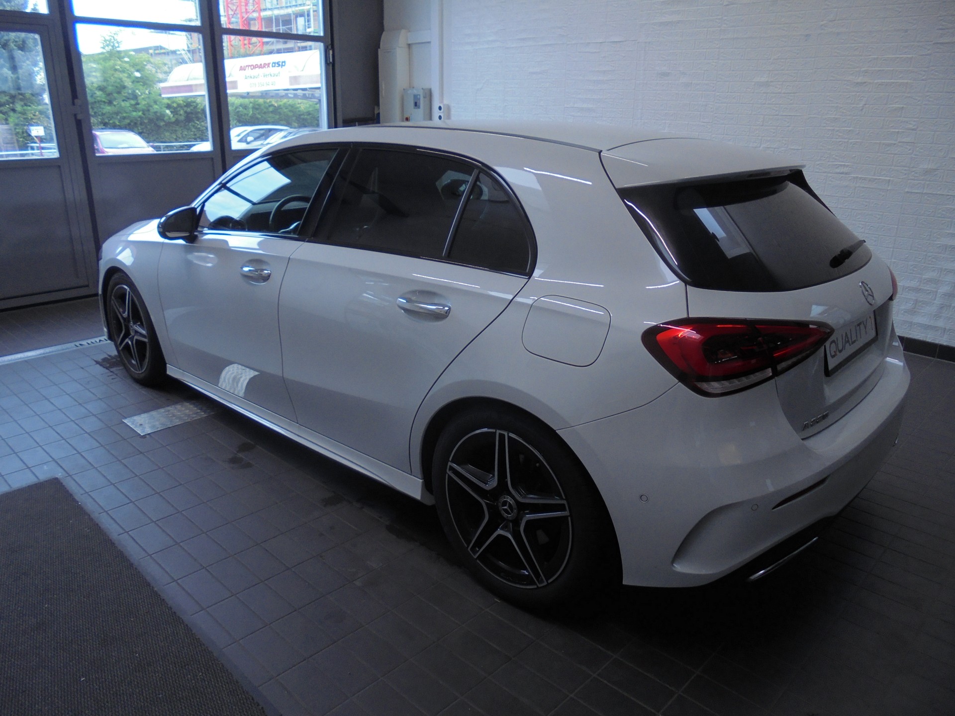 MERCEDES-BENZ A 220 AMG Line 7G-DCT-image-2