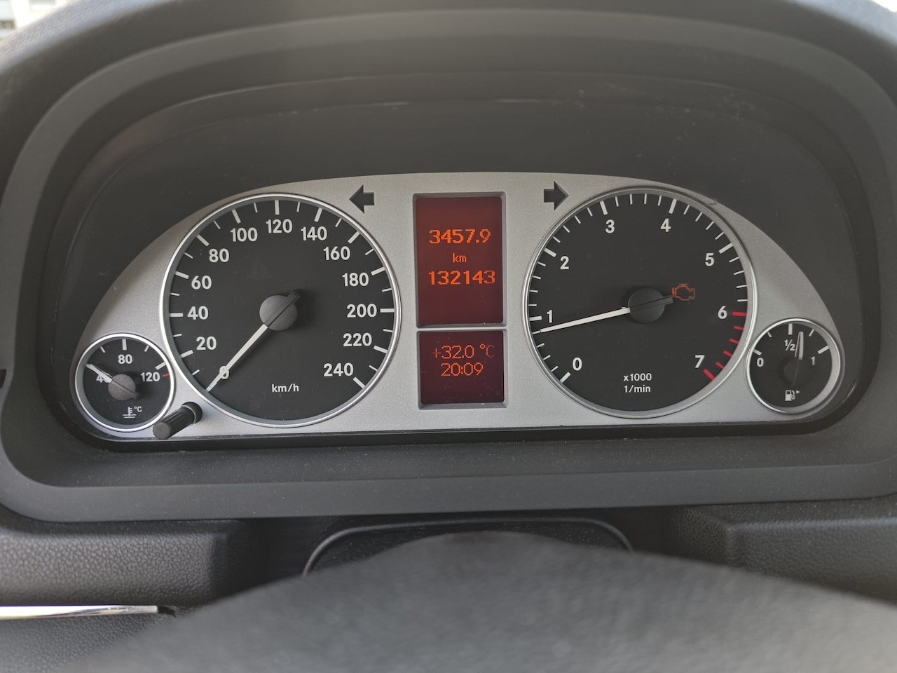 MERCEDES-BENZ B 150-image-14