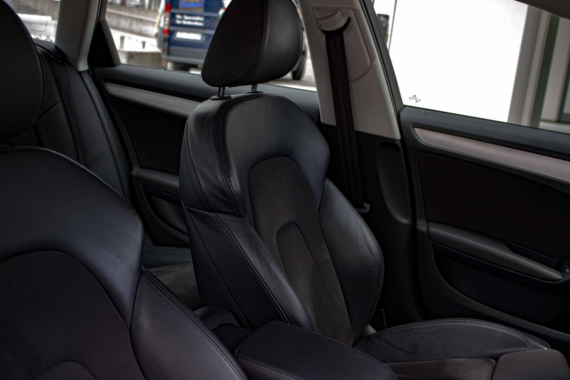 AUDI A4 Avant 2.0 TDI quattro 4X4-image-14
