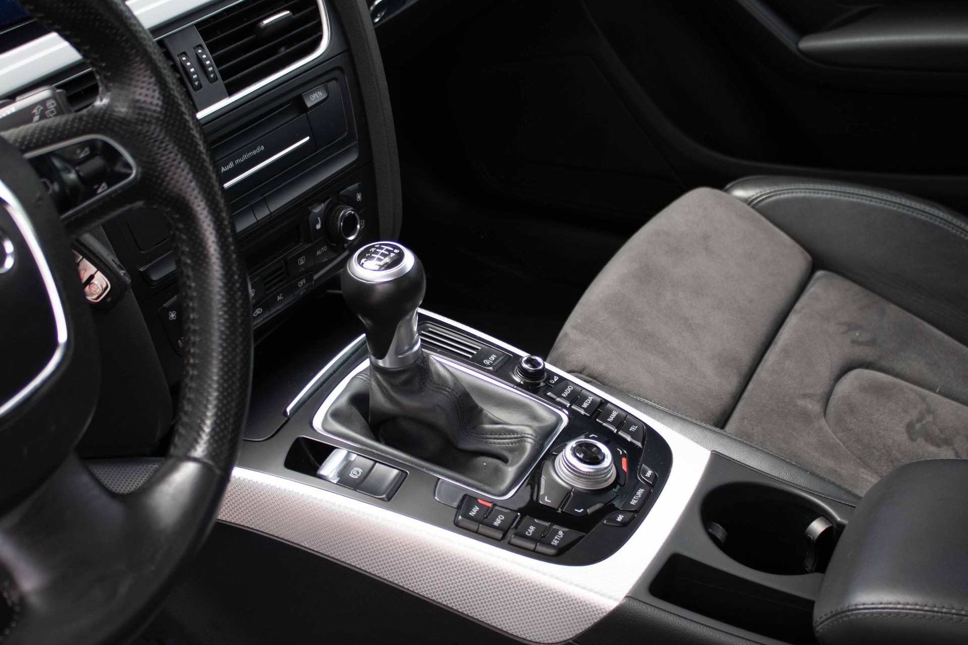 AUDI A4 Avant 2.0 TDI quattro 4X4-image-8