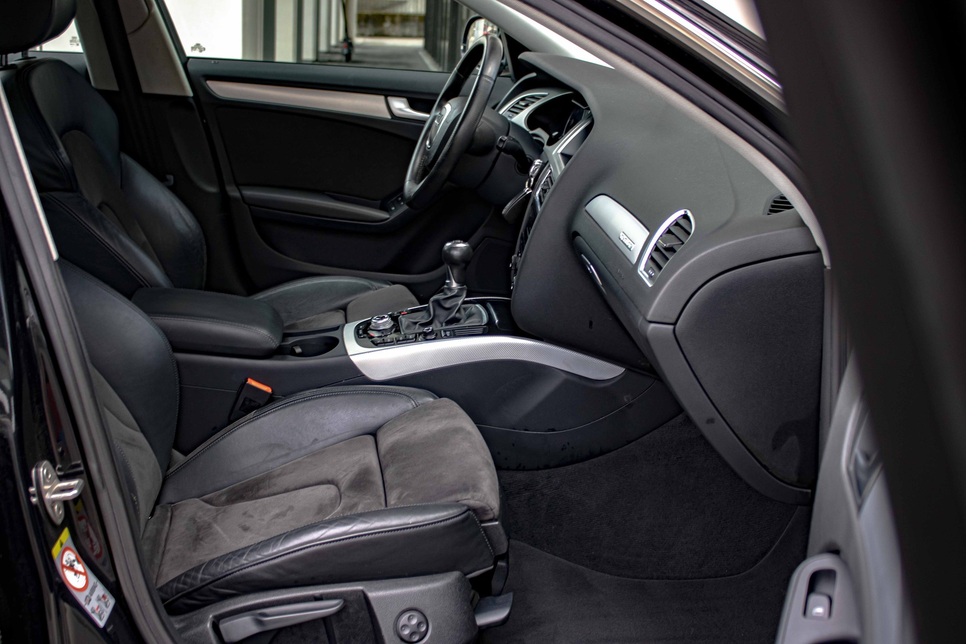AUDI A4 Avant 2.0 TDI quattro 4X4-image-13