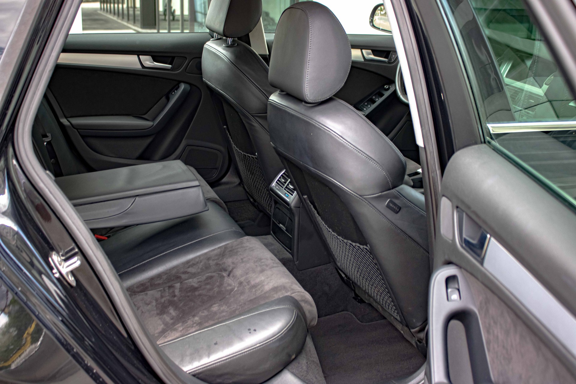 AUDI A4 Avant 2.0 TDI quattro 4X4-image-12