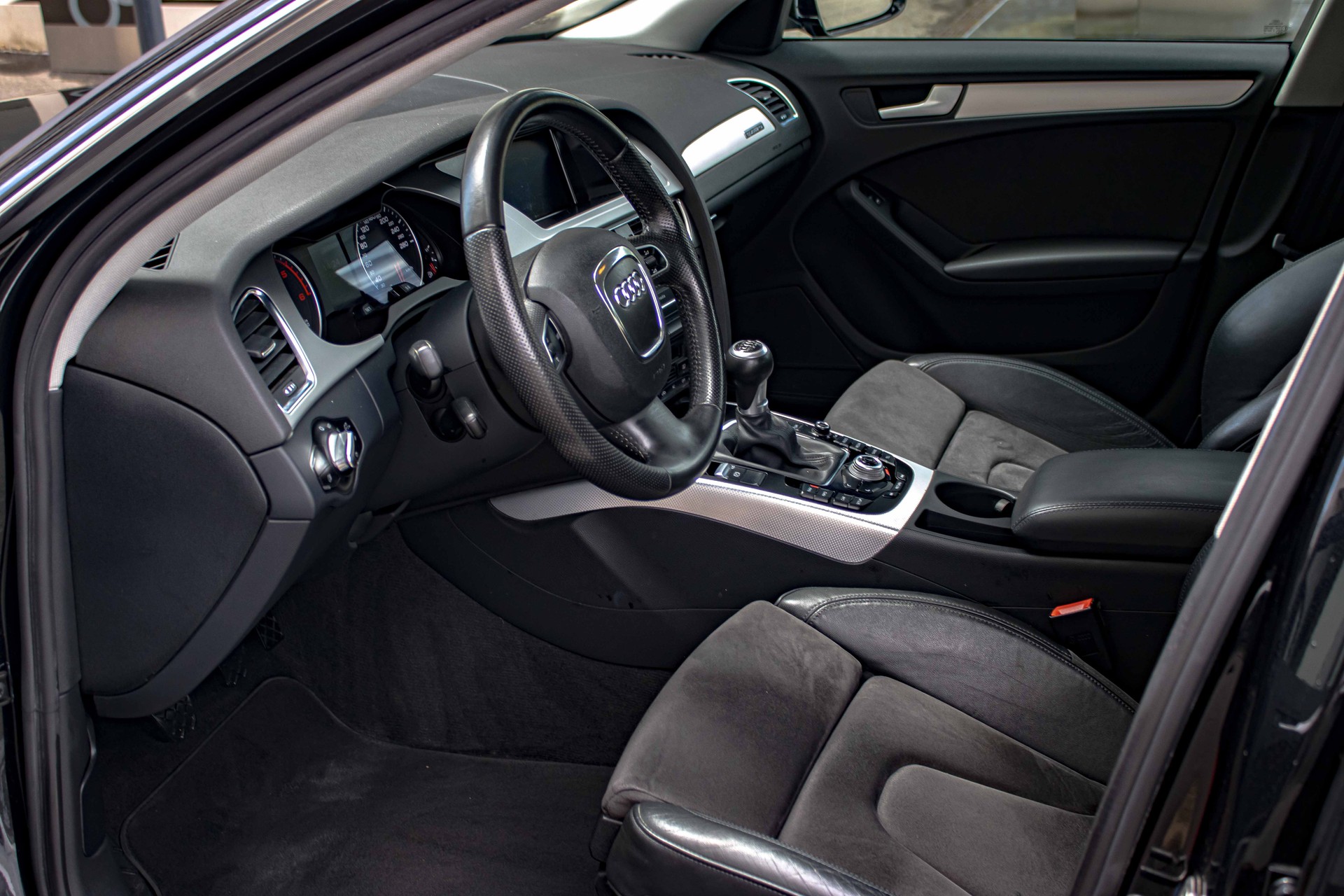 AUDI A4 Avant 2.0 TDI quattro 4X4-image-7