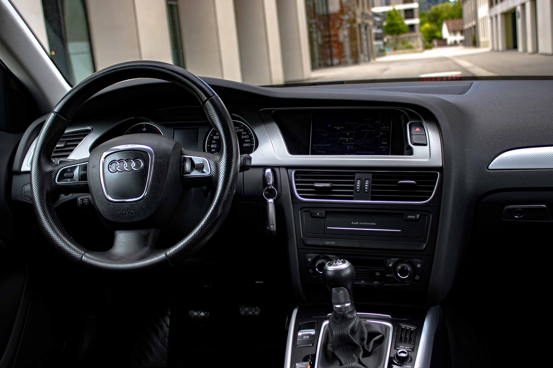 AUDI A4 Avant 2.0 TDI quattro 4X4-image-9