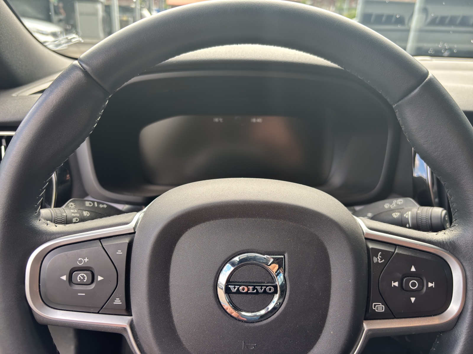 VOLVO V60 T6 AWD Momentum Geartronic-image-5