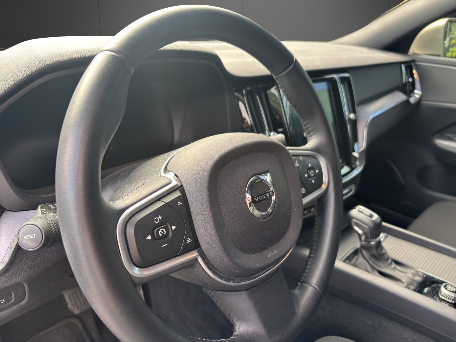 VOLVO V60 T6 AWD Momentum Geartronic-image-3