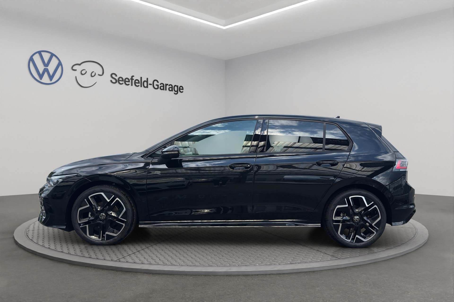 VW Golf 1.5 e TSI mHEV R-Line DSG-image-2