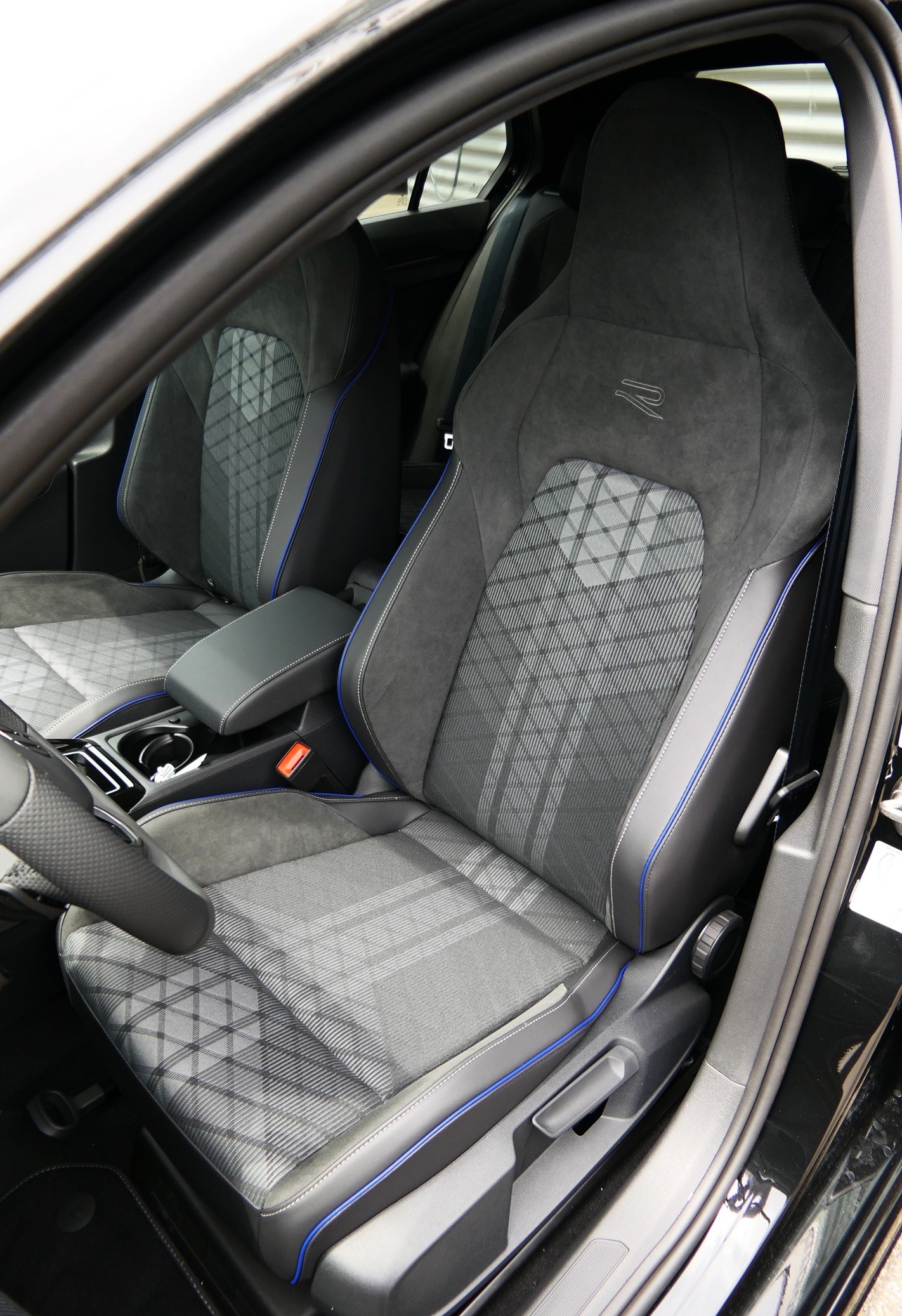 VW Golf 1.5 e TSI mHEV R-Line DSG-image-4