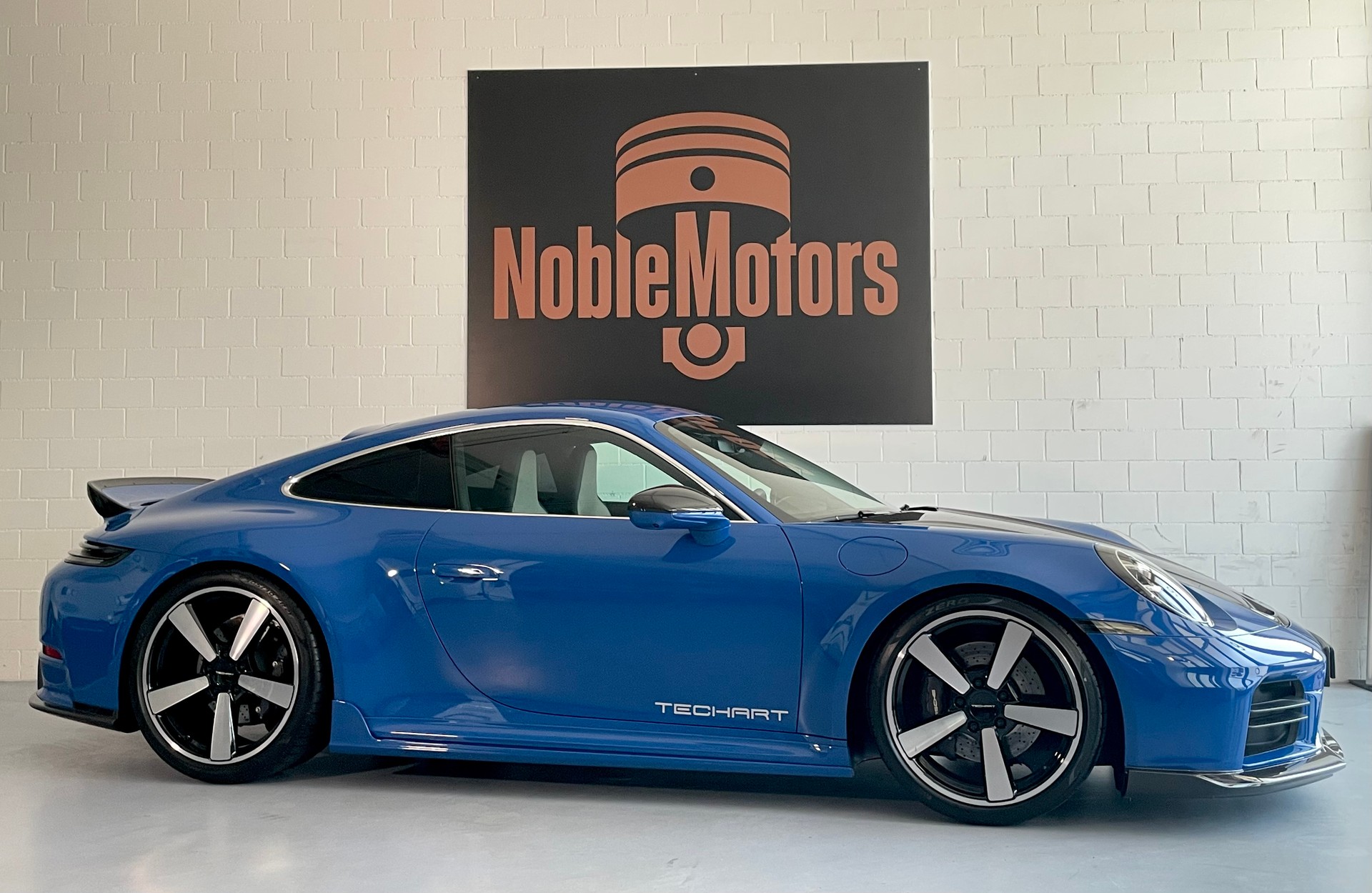 PORSCHE 911 Carrera 992.2 - Sport R von TECHART - One of One in der CH-showroom-element-2