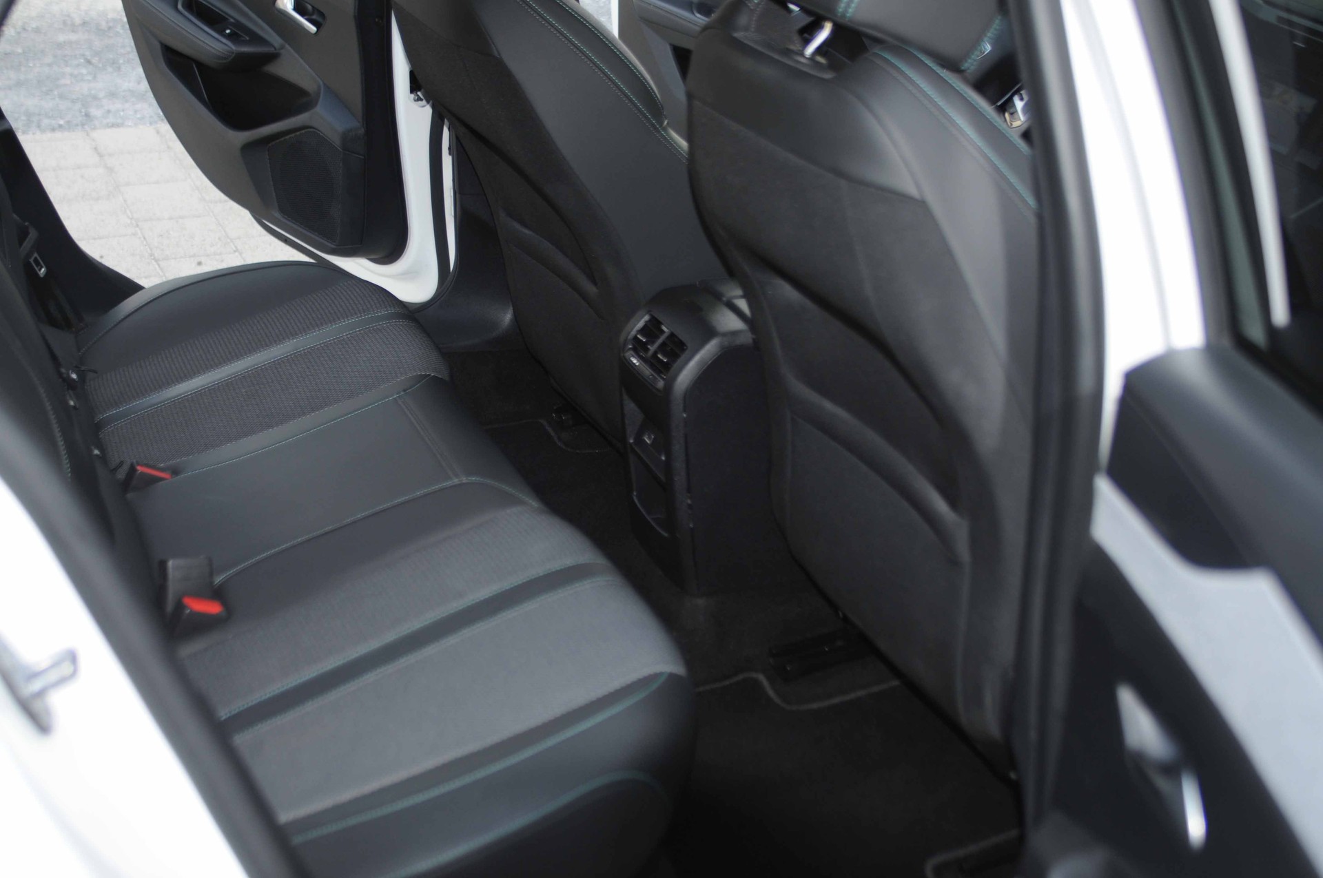 PEUGEOT 308 SW 1.5 BlueHDI Allure EAT8-image-25